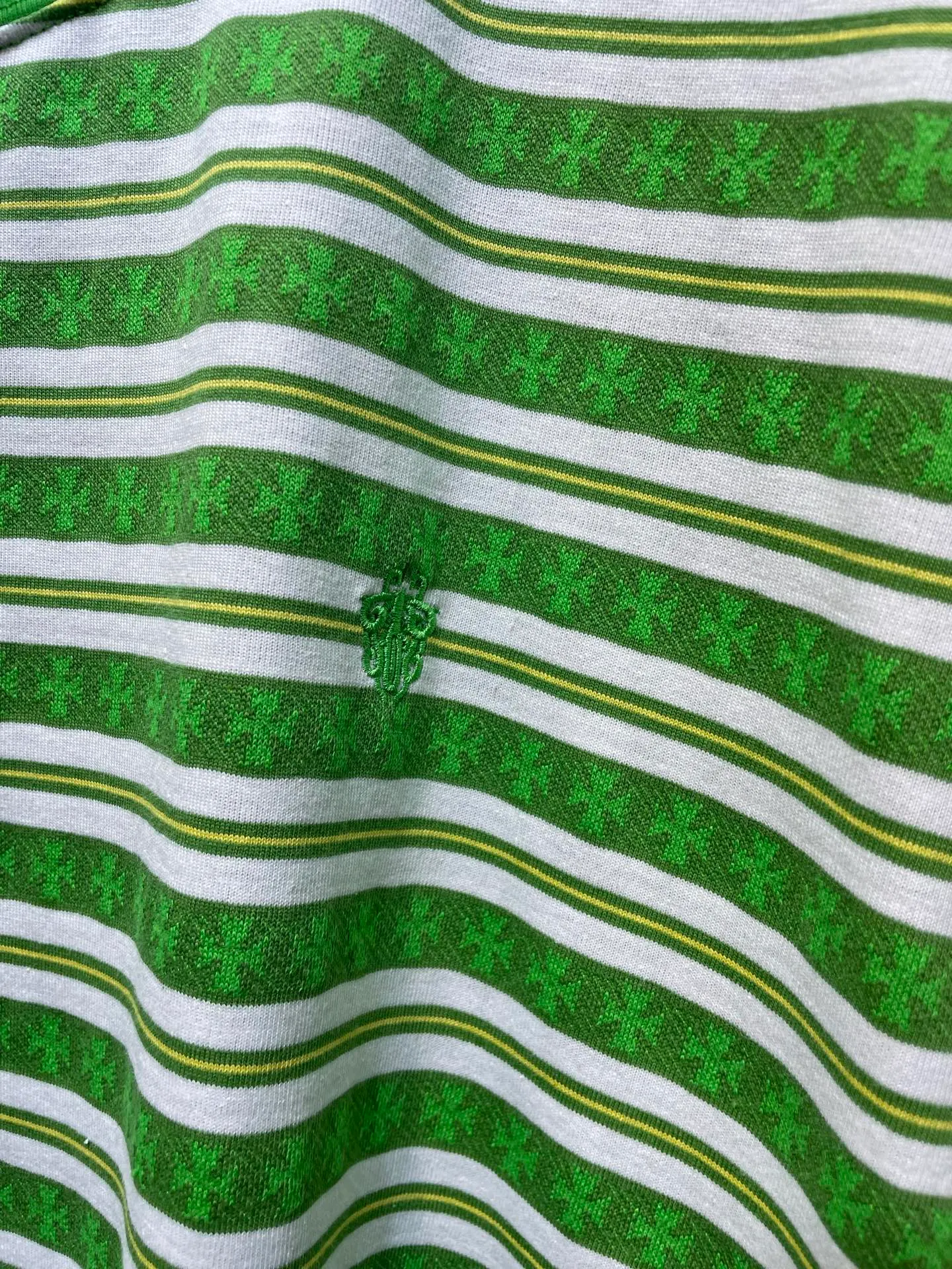🅿️280 CH🌟【Top original order】Fully printed cross-dyed short sleeves The fabric is made of 26-count oe yarn, which is different from the 21s pure cotton yarn on the market. The different yarns on the market mean that the shape, size, and stitch length of the entire jacquard will be different from the original version. The whole piece has four colors, and they are all colored according to the Z sample. The fabric is printed. The dyeing cycle of Sehe yarn is about 30 days. The entire fabric is made by yarn-dyed jacquard technology. The embroidery thread is fixed-dyed 105d polyester thread, using imported No. 9 needles. The overall pattern density and line arc are basically consistent, and there are three customized accessories. size：s-l