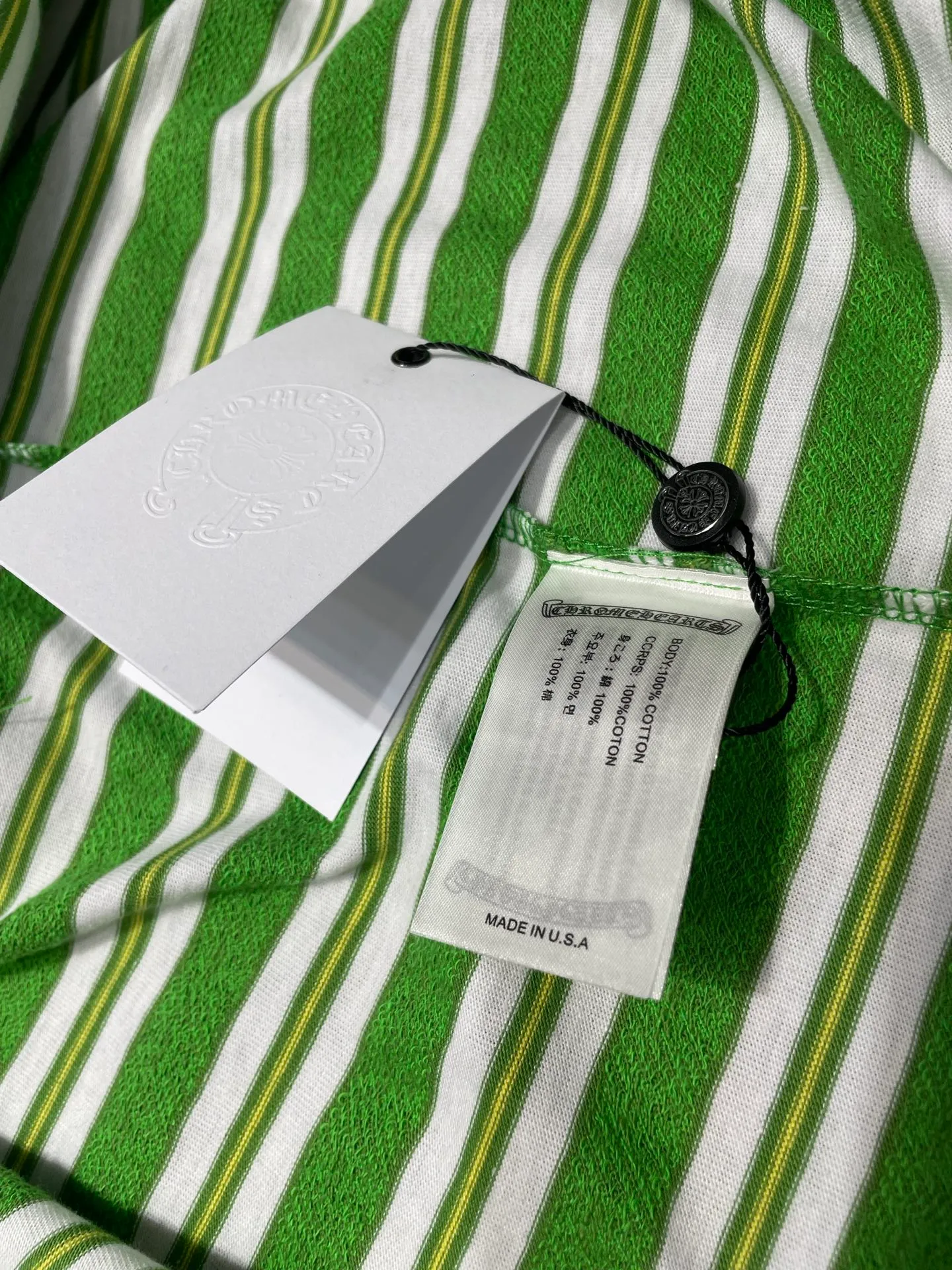 🅿️280 CH🌟【Top original order】Fully printed cross-dyed short sleeves The fabric is made of 26-count oe yarn, which is different from the 21s pure cotton yarn on the market. The different yarns on the market mean that the shape, size, and stitch length of the entire jacquard will be different from the original version. The whole piece has four colors, and they are all colored according to the Z sample. The fabric is printed. The dyeing cycle of Sehe yarn is about 30 days. The entire fabric is made by yarn-dyed jacquard technology. The embroidery thread is fixed-dyed 105d polyester thread, using imported No. 9 needles. The overall pattern density and line arc are basically consistent, and there are three customized accessories. size：s-l