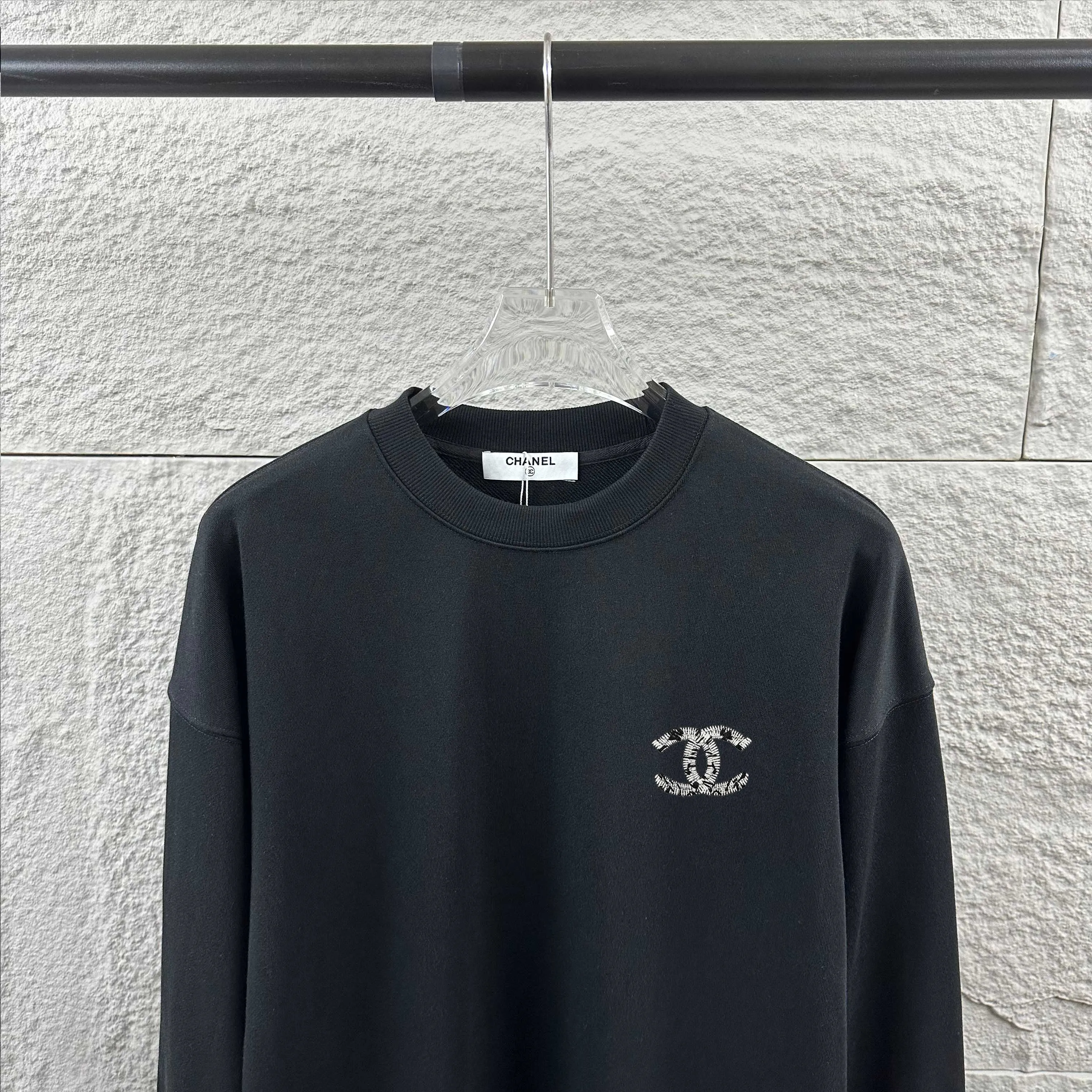 🅿️250 Chane*Chanel*er 2025 early autumn and winter new style, classic letter totem cross embroidery, custom terry fabric, long-sleeved round neck sweatshirt, same style for men and women. Size: S (90-130 pounds) M (120-150 pounds) L (140-165 pounds) XL (160-180 pounds) XXL (180-210 pounds) Color: black white