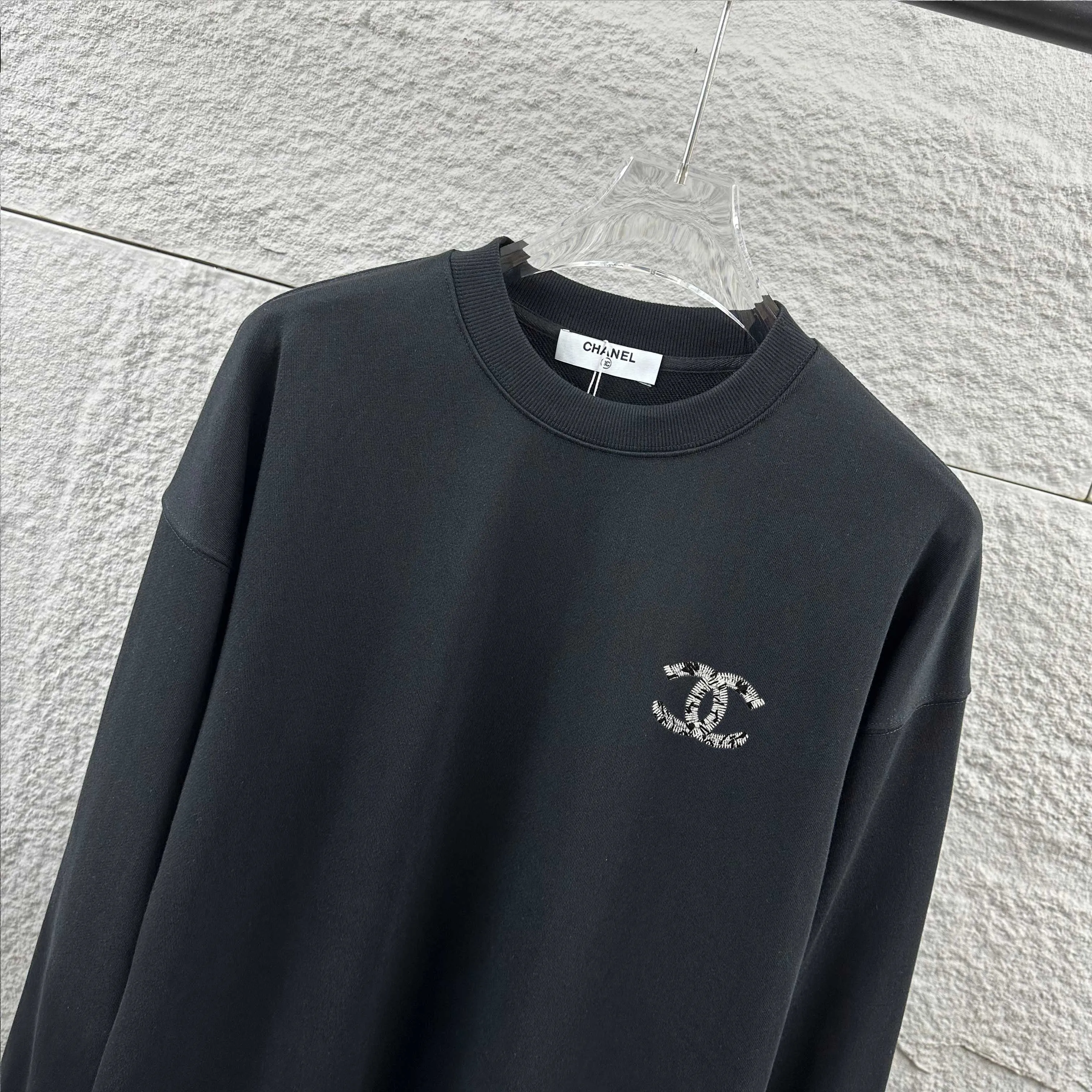 🅿️250 Chane*Chanel*er 2025 early autumn and winter new style, classic letter totem cross embroidery, custom terry fabric, long-sleeved round neck sweatshirt, same style for men and women. Size: S (90-130 pounds) M (120-150 pounds) L (140-165 pounds) XL (160-180 pounds) XXL (180-210 pounds) Color: black white