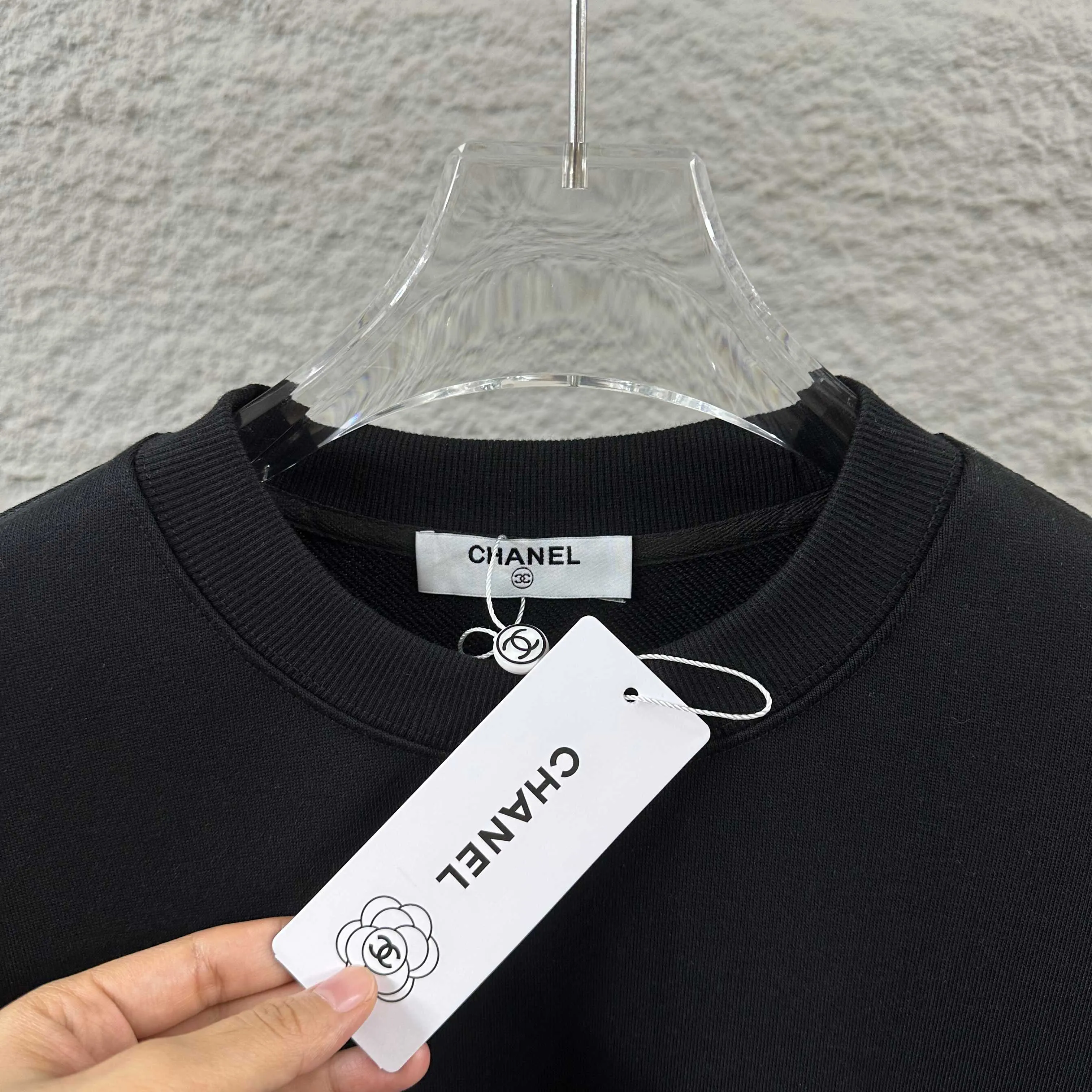 🅿️250 Chane*Chanel*er 2025 early autumn and winter new style, classic letter totem cross embroidery, custom terry fabric, long-sleeved round neck sweatshirt, same style for men and women. Size: S (90-130 pounds) M (120-150 pounds) L (140-165 pounds) XL (160-180 pounds) XXL (180-210 pounds) Color: black white