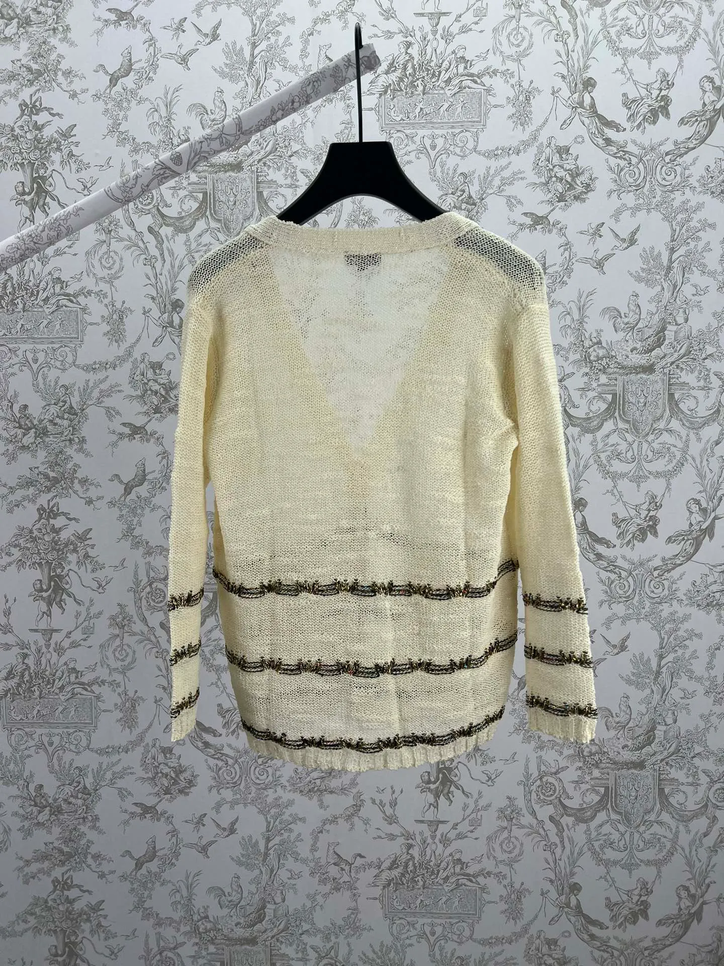 🅿️790 Chanel 25ss handmade series new v-neck knitted top decorated with heavy gold thread embroidery Code number: S.M.L.