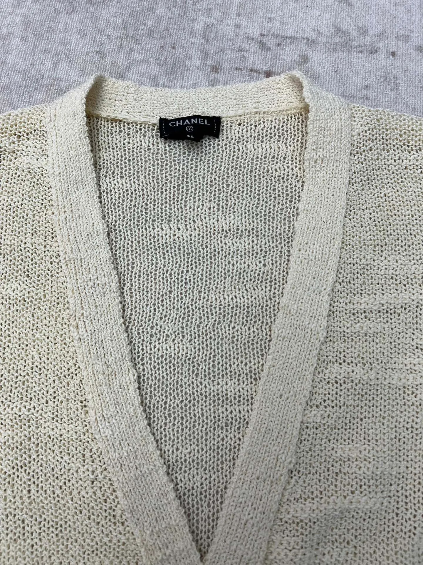 🅿️790 Chanel 25ss handmade series new v-neck knitted top decorated with heavy gold thread embroidery Code number: S.M.L.