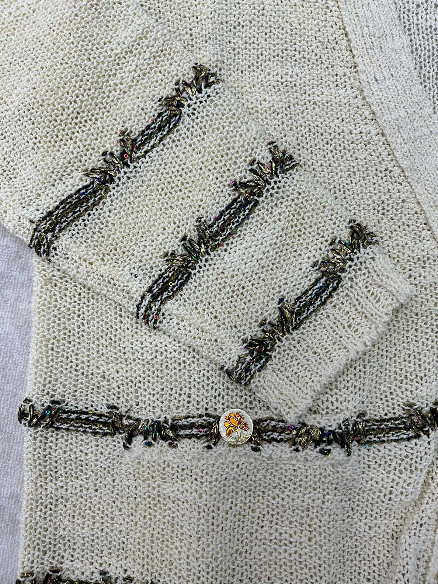 🅿️790 Chanel 25ss handmade series new v-neck knitted top decorated with heavy gold thread embroidery Code number: S.M.L.