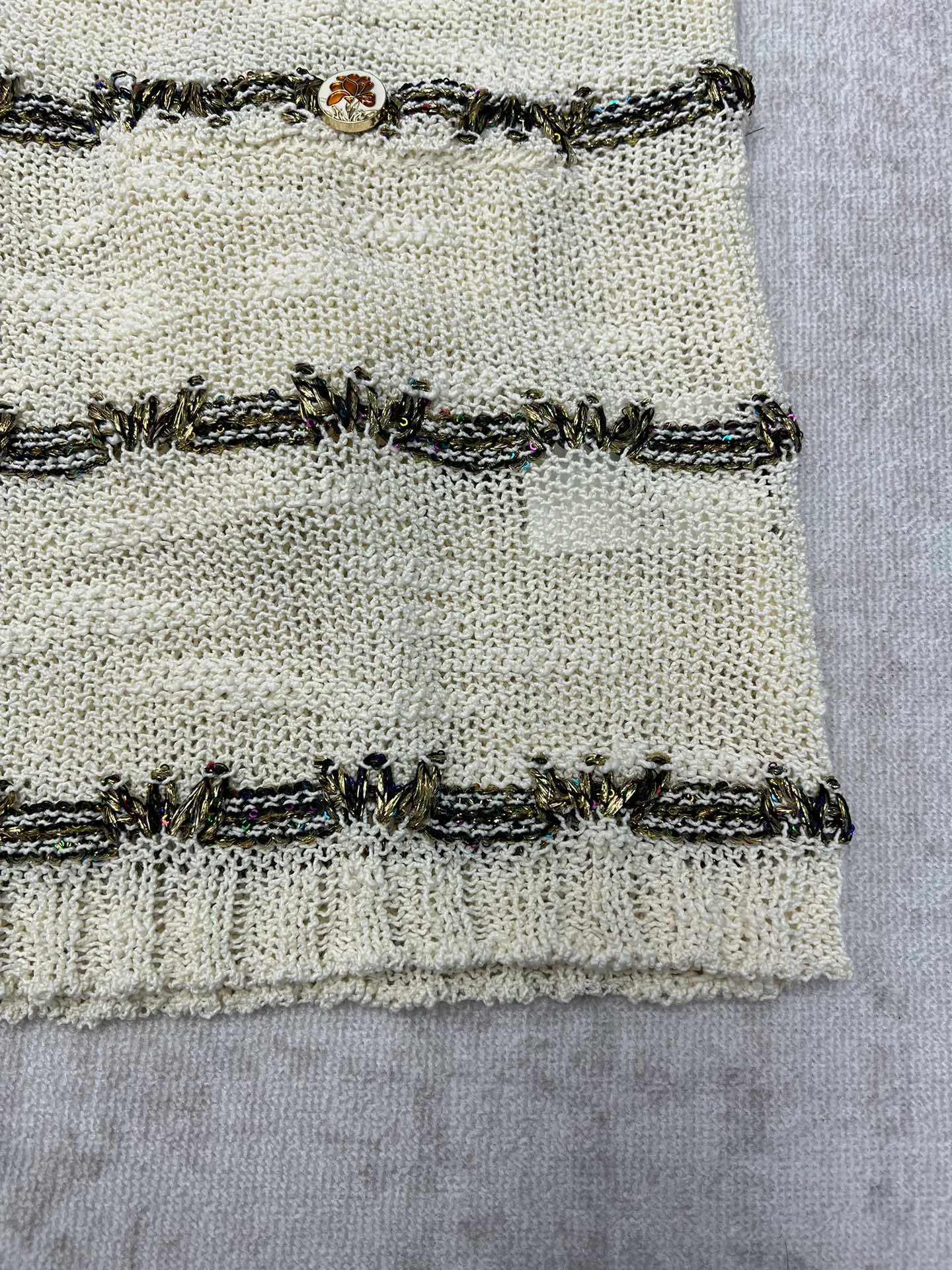 🅿️790 Chanel 25ss handmade series new v-neck knitted top decorated with heavy gold thread embroidery Code number: S.M.L.
