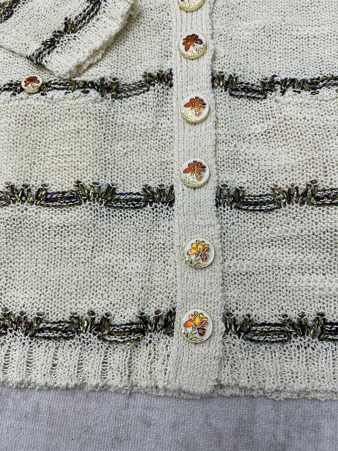 🅿️790 Chanel 25ss handmade series new v-neck knitted top decorated with heavy gold thread embroidery Code number: S.M.L.