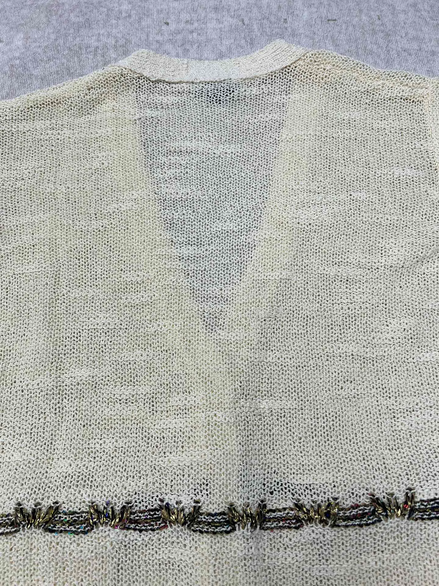 🅿️790 Chanel 25ss handmade series new v-neck knitted top decorated with heavy gold thread embroidery Code number: S.M.L.