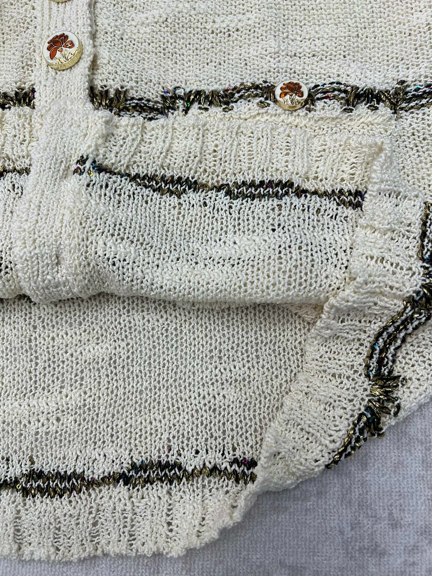 🅿️790 Chanel 25ss handmade series new v-neck knitted top decorated with heavy gold thread embroidery Code number: S.M.L.