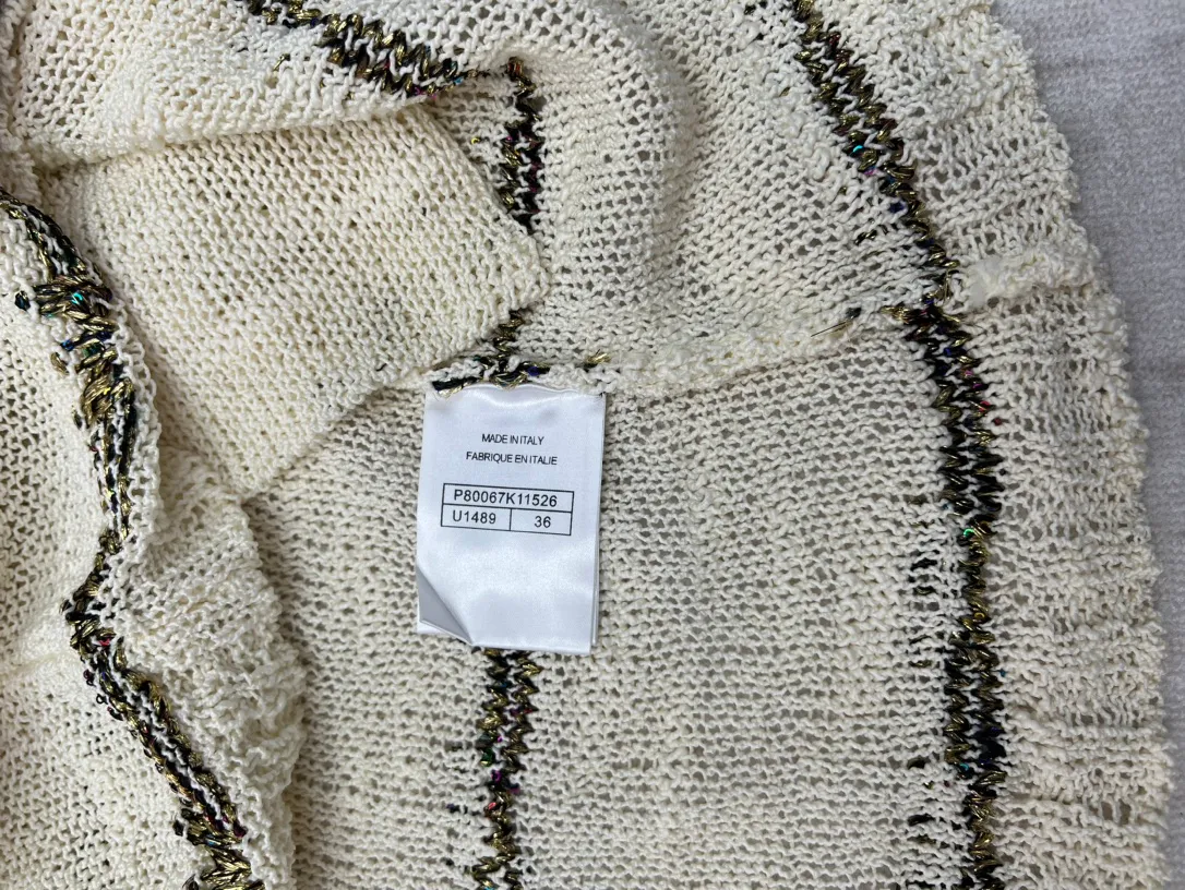 🅿️790 Chanel 25ss handmade series new v-neck knitted top decorated with heavy gold thread embroidery Code number: S.M.L.
