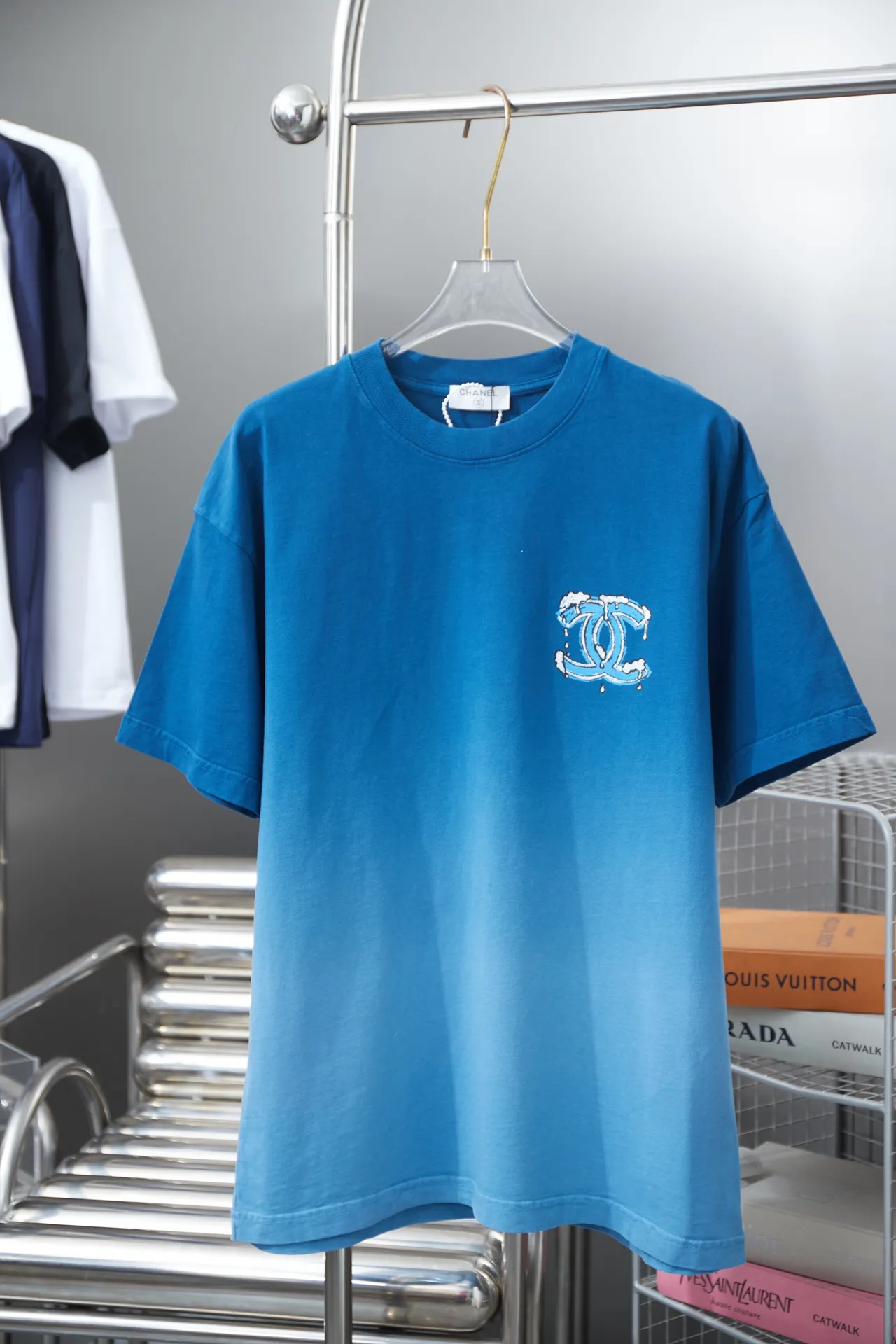 🅿️210 CHAN*L Xiaoxiangfeng 25SS early spring new style Classic letter printed diamond short sleeves Light luxury essential item for daily commuting for men and women Correct version Welcome to compare Detailed features · 280g 100% pure cotton double yarn jersey fabric · Custom dyed in the same vat, special thickened 32 pieces double strand 1X1 thread · Graffiti hand-painted pattern printing ➕ Imported Australian diamonds high temperature hot stamping. Ready-made garments are dyed Then do the faded fried snowflake process, then wash with water to make it look old. General washing to improve the effect · Double-needle stitching across seams · Original main mark, washed tag, branded moisture-proof paper packaging Color: black/pink/blue Size: S/M/L/XL