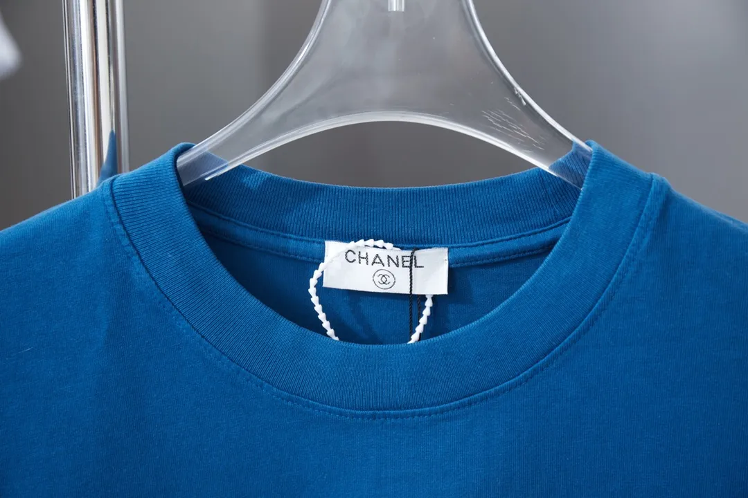 🅿️210 CHAN*L Xiaoxiangfeng 25SS early spring new style Classic letter printed diamond short sleeves Light luxury essential item for daily commuting for men and women Correct version Welcome to compare Detailed features · 280g 100% pure cotton double yarn jersey fabric · Custom dyed in the same vat, special thickened 32 pieces double strand 1X1 thread · Graffiti hand-painted pattern printing ➕ Imported Australian diamonds high temperature hot stamping. Ready-made garments are dyed Then do the faded fried snowflake process, then wash with water to make it look old. General washing to improve the effect · Double-needle stitching across seams · Original main mark, washed tag, branded moisture-proof paper packaging Color: black/pink/blue Size: S/M/L/XL