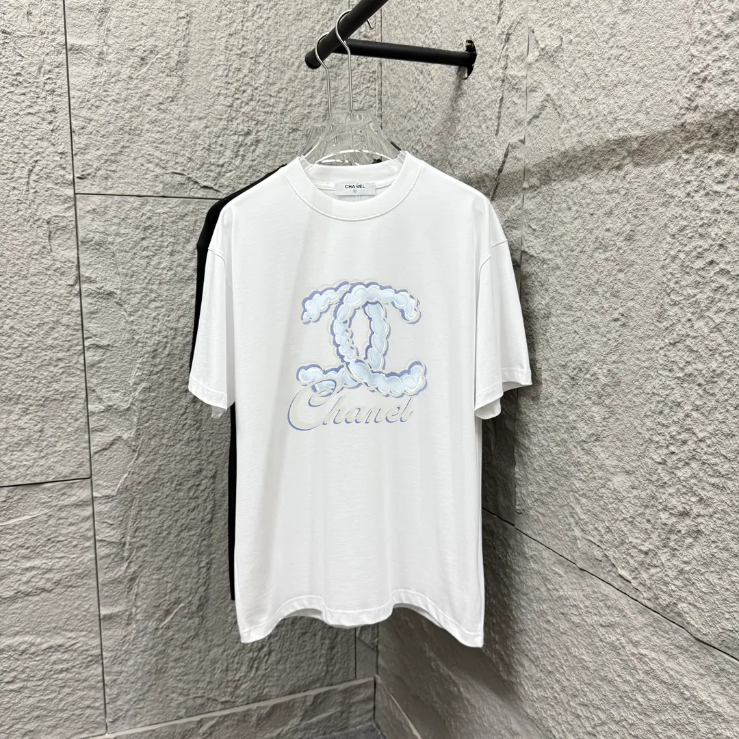 🅿️180 CHANE*Chanel*er 2025 spring and summer new style Classic cloud letter print Customized double yarn plain cotton fabric Short-sleeved T-shirt Unisex Size: S (90-130 catties) M (120-150 catties) L (140-165 catties) XL (160-180 catties) XXL (180-210 catties) Color: black white