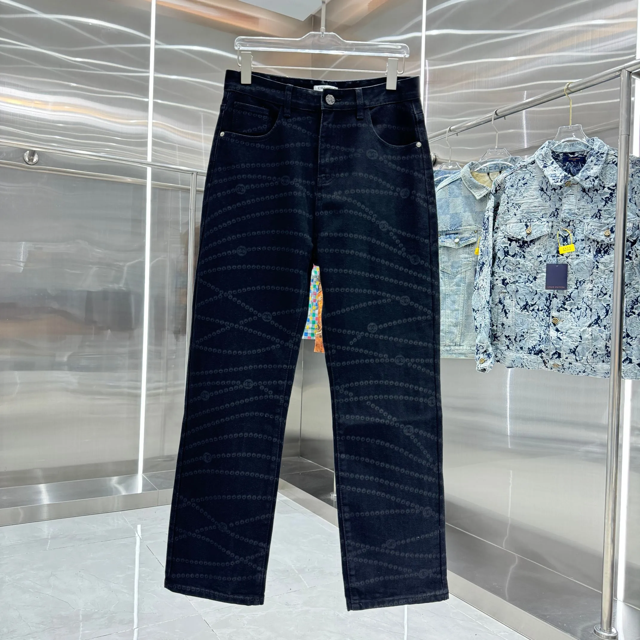 🅿️270 [New model on the shelves] 𝐂𝐇𝐀𝐍𝐄L 2025 spring and summer new jeans, Xiaoxiang trendy double C laser burning process! Original development of custom fabrics! A must-have item for Bai Fumei. The slimming artifact looks great on your upper body! Original customized high-weave organic cotton denim with soft and delicate texture! The nostalgic retro wash has a fashionable and high-end tone! The original customized perfect trousers make the upper body look slimmer! The quality of workmanship depends on the details. Color Black Size: 28 30 32 34 36