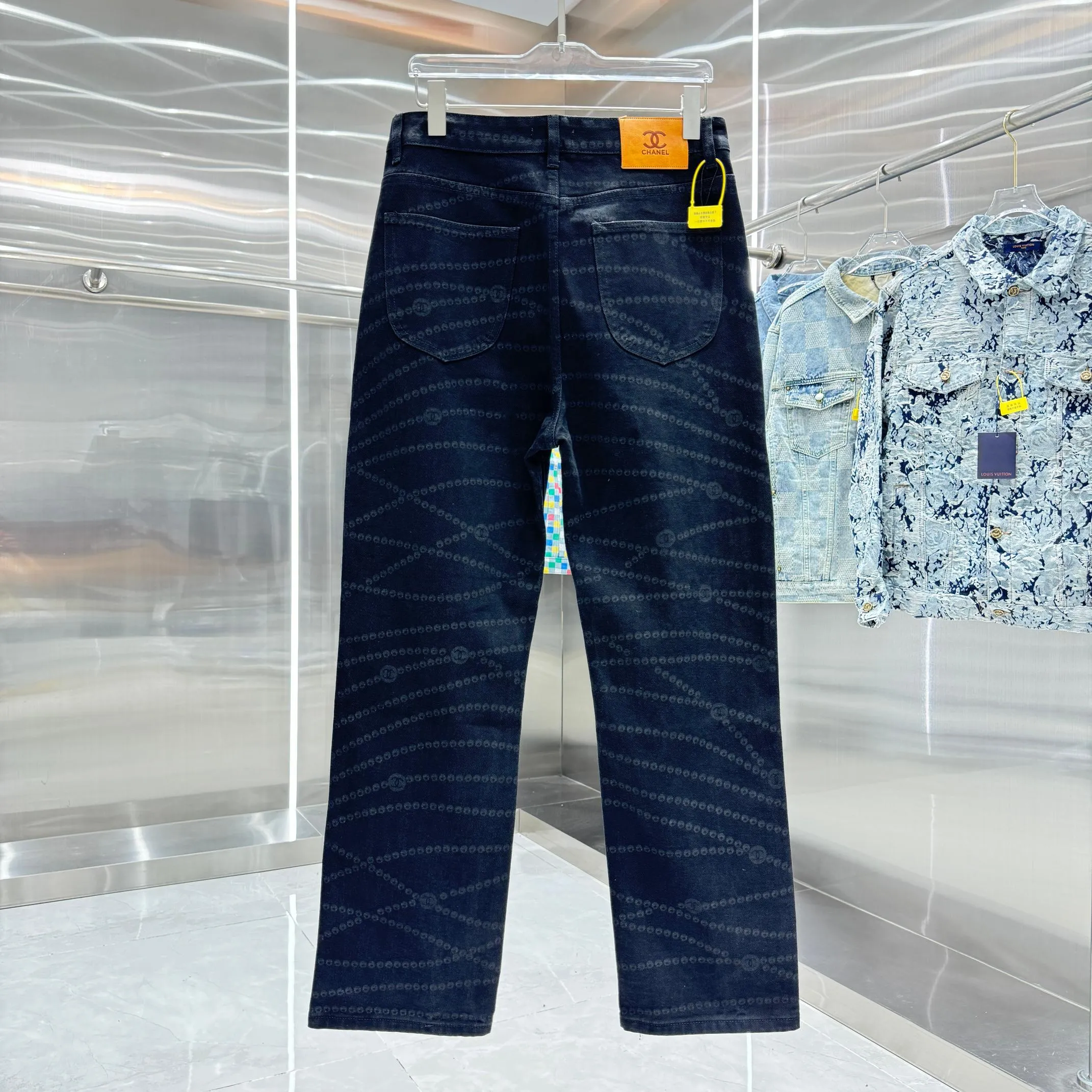 🅿️270 [New model on the shelves] 𝐂𝐇𝐀𝐍𝐄L 2025 spring and summer new jeans, Xiaoxiang trendy double C laser burning process! Original development of custom fabrics! A must-have item for Bai Fumei. The slimming artifact looks great on your upper body! Original customized high-weave organic cotton denim with soft and delicate texture! The nostalgic retro wash has a fashionable and high-end tone! The original customized perfect trousers make the upper body look slimmer! The quality of workmanship depends on the details. Color Black Size: 28 30 32 34 36