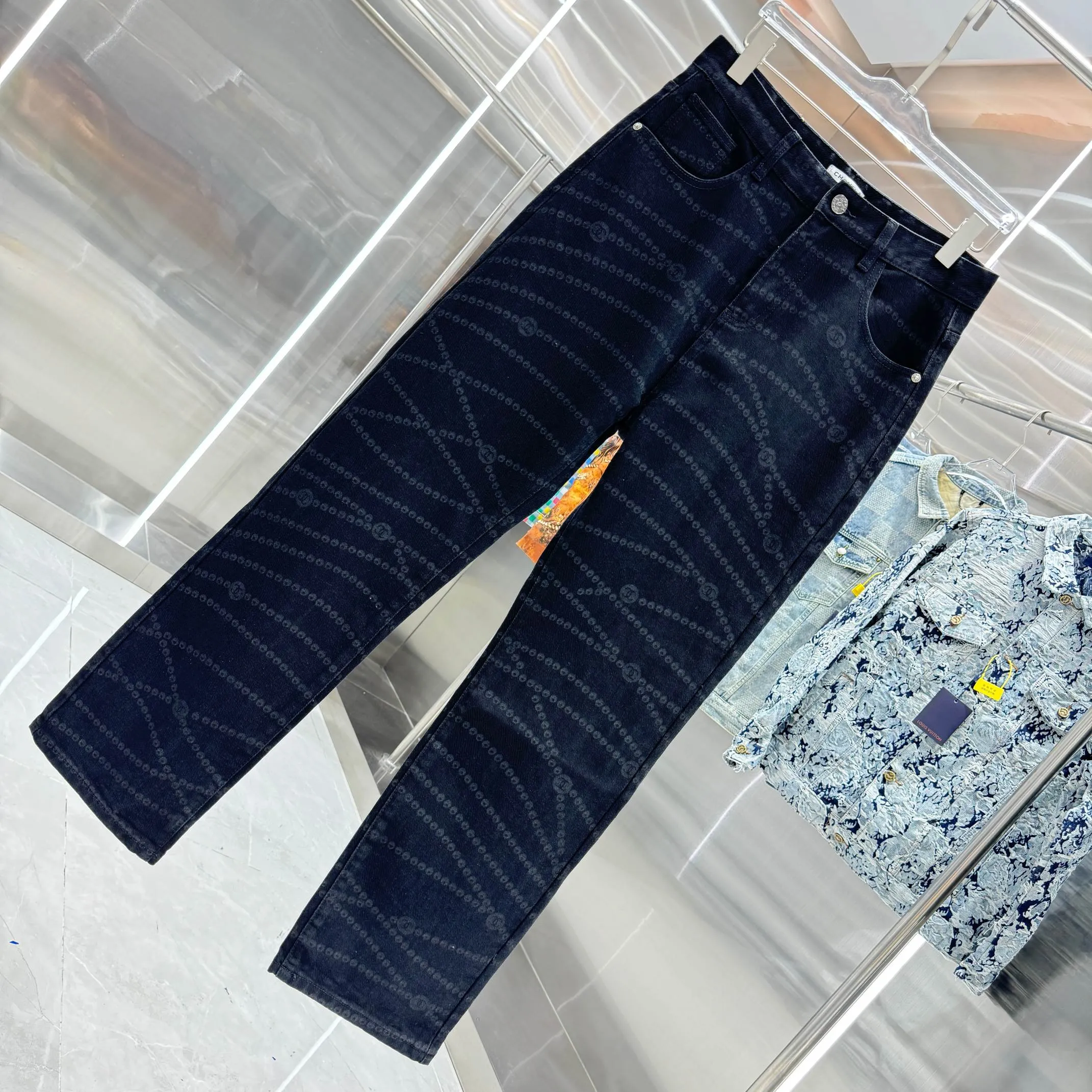 🅿️270 [New model on the shelves] 𝐂𝐇𝐀𝐍𝐄L 2025 spring and summer new jeans, Xiaoxiang trendy double C laser burning process! Original development of custom fabrics! A must-have item for Bai Fumei. The slimming artifact looks great on your upper body! Original customized high-weave organic cotton denim with soft and delicate texture! The nostalgic retro wash has a fashionable and high-end tone! The original customized perfect trousers make the upper body look slimmer! The quality of workmanship depends on the details. Color Black Size: 28 30 32 34 36