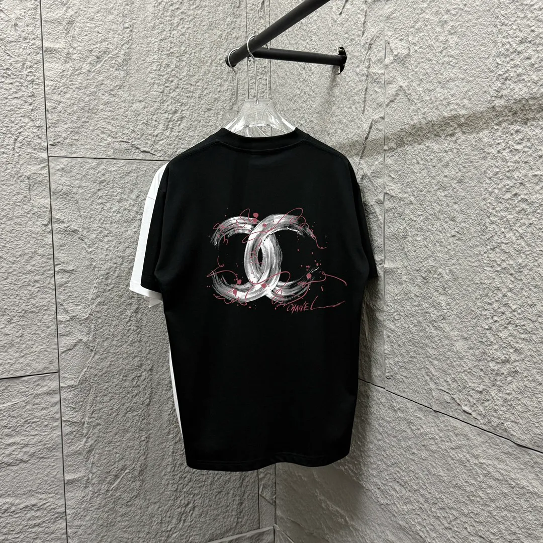 🅿️180 CHANE*Chanel*er 2025 spring and summer new style Classic letter printing Personalized printing on the back Customized double yarn plain cotton fabric Short-sleeved T-shirt Same style for men and women Size: S (90-130 catties) M (120-150 catties) L (140-165 catties) XL (160-180 catties) XXL (180-210 pounds) Color: black white