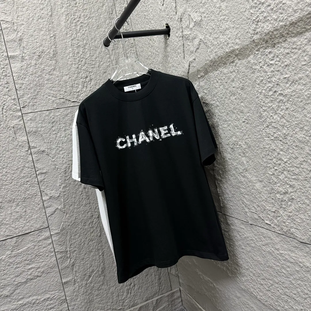 🅿️180 CHANE*Chanel*er 2025 spring and summer new style Classic letter printing Personalized printing on the back Customized double yarn plain cotton fabric Short-sleeved T-shirt Same style for men and women Size: S (90-130 catties) M (120-150 catties) L (140-165 catties) XL (160-180 catties) XXL (180-210 pounds) Color: black white