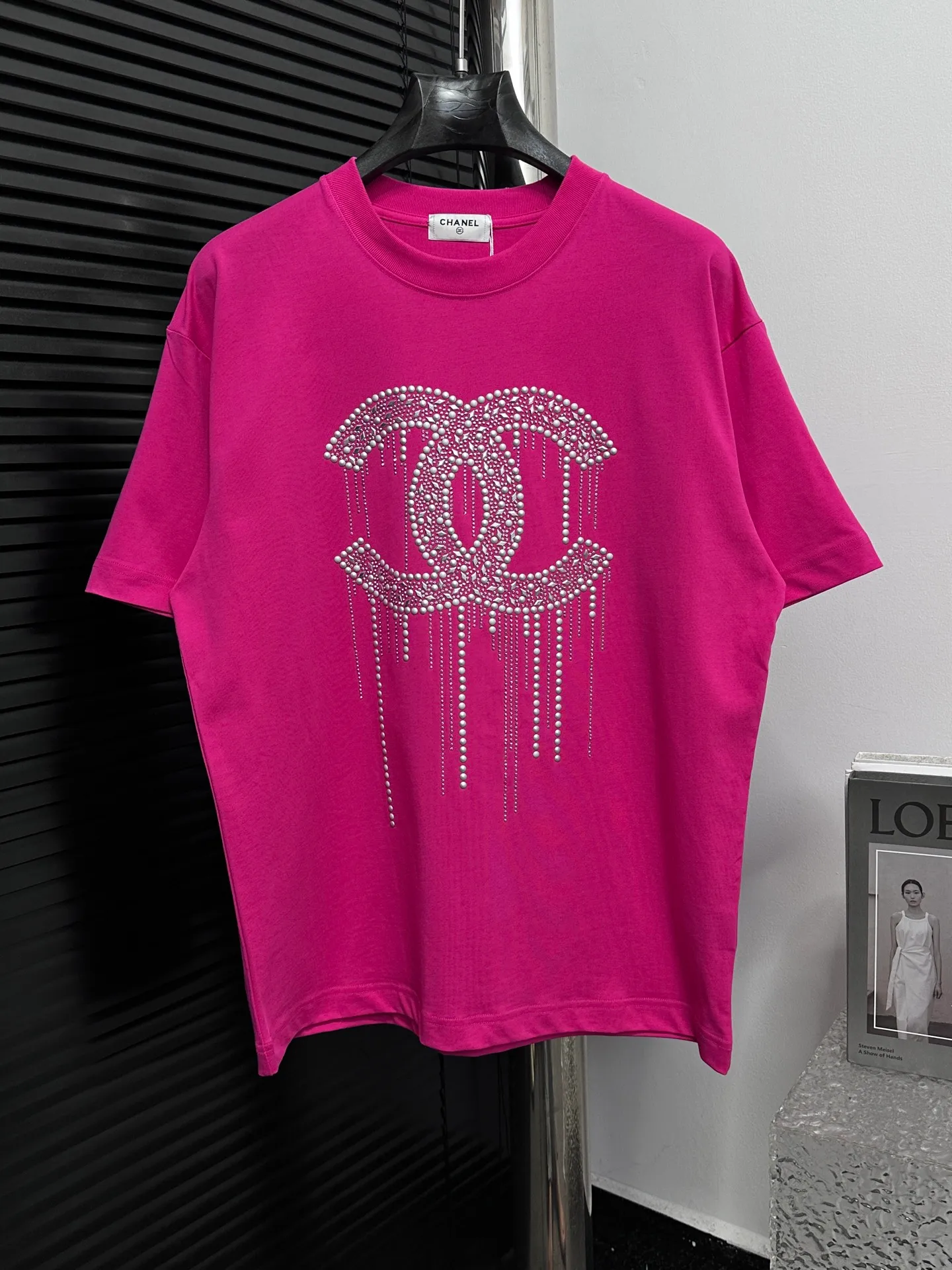 🅿️180 【ChaneL】Xiaoxiangfeng 25ss new round neck T-shirt. Pure cotton fabric, washed, soft and skin-friendly. The workmanship is meticulous, the thickness is moderate, the shape is simple and refined, independent and elegant. The same style for men and women, loose fit, fashionable and versatile for all ages. Color: Black White Rose Size: S-XL