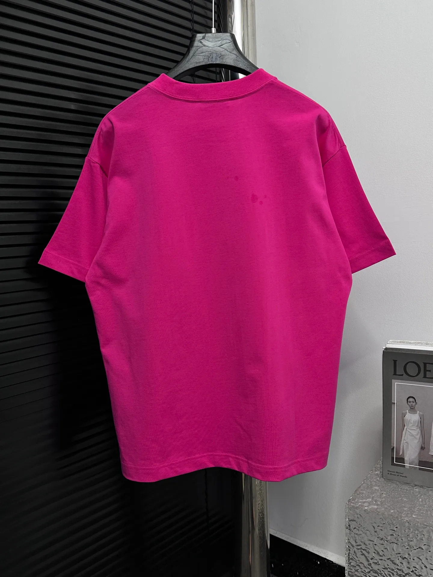 🅿️180 【ChaneL】Xiaoxiangfeng 25ss new round neck T-shirt. Pure cotton fabric, washed, soft and skin-friendly. The workmanship is meticulous, the thickness is moderate, the shape is simple and refined, independent and elegant. The same style for men and women, loose fit, fashionable and versatile for all ages. Color: Black White Rose Size: S-XL
