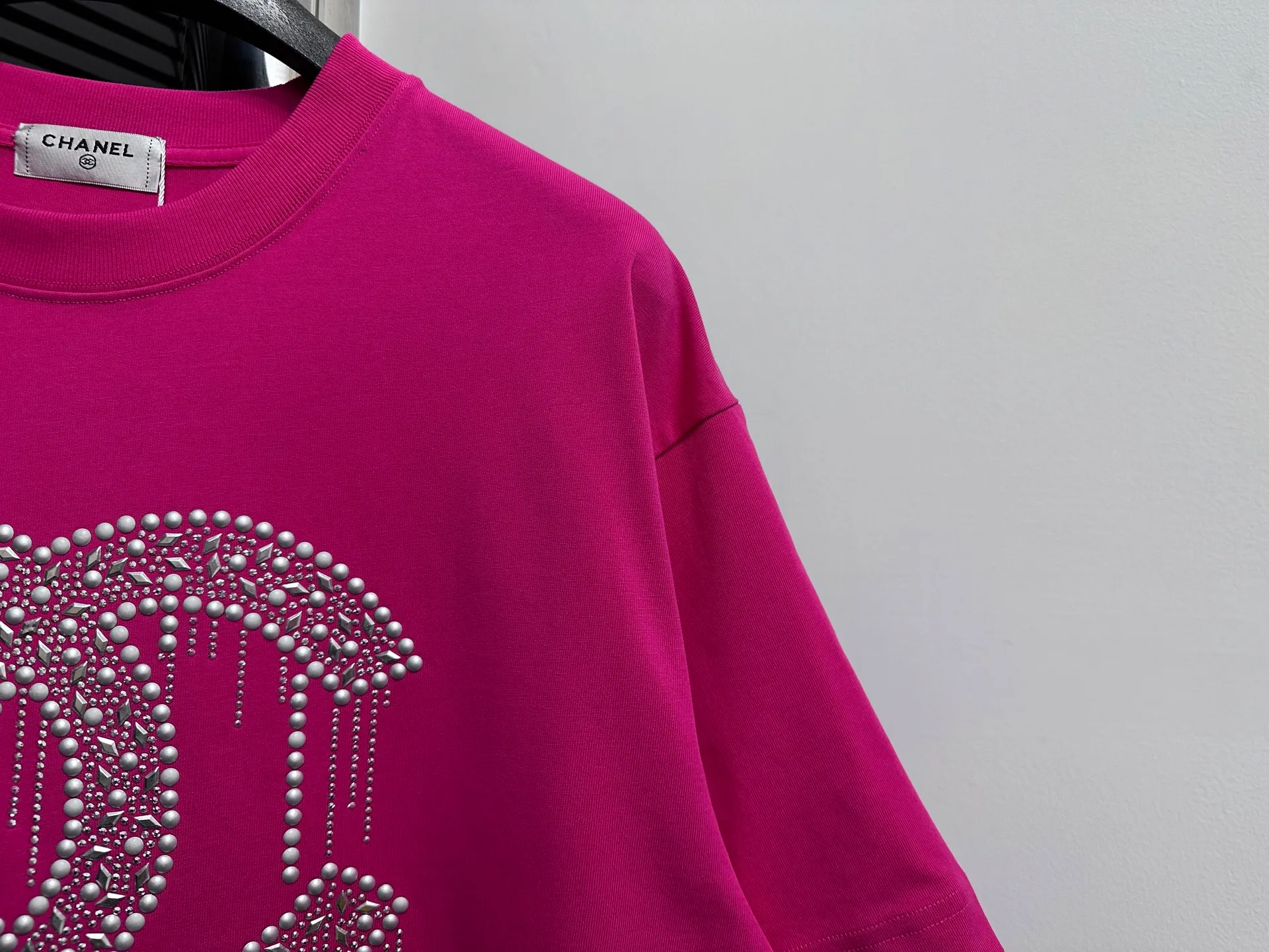 🅿️180 【ChaneL】Xiaoxiangfeng 25ss new round neck T-shirt. Pure cotton fabric, washed, soft and skin-friendly. The workmanship is meticulous, the thickness is moderate, the shape is simple and refined, independent and elegant. The same style for men and women, loose fit, fashionable and versatile for all ages. Color: Black White Rose Size: S-XL