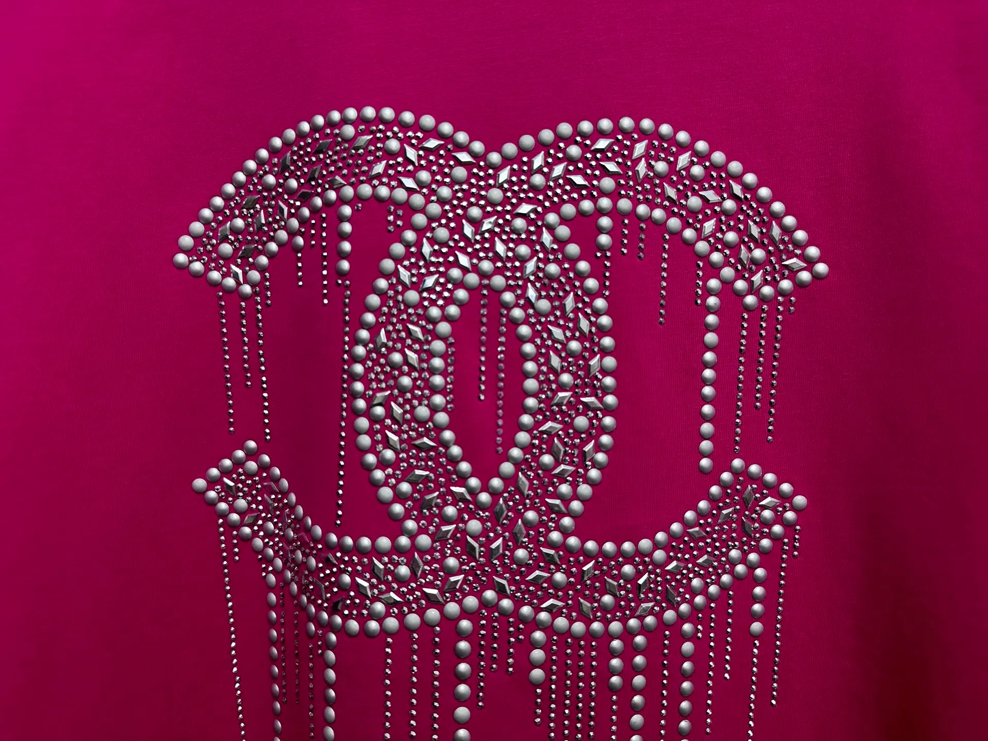 🅿️180 【ChaneL】Xiaoxiangfeng 25ss new round neck T-shirt. Pure cotton fabric, washed, soft and skin-friendly. The workmanship is meticulous, the thickness is moderate, the shape is simple and refined, independent and elegant. The same style for men and women, loose fit, fashionable and versatile for all ages. Color: Black White Rose Size: S-XL