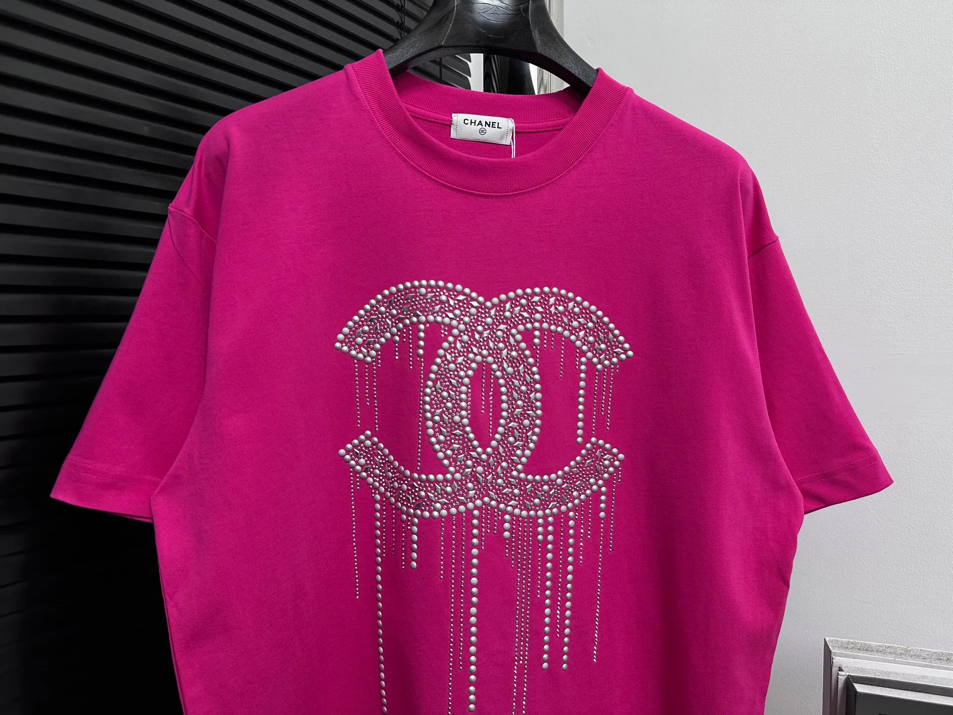 🅿️180 【ChaneL】Xiaoxiangfeng 25ss new round neck T-shirt. Pure cotton fabric, washed, soft and skin-friendly. The workmanship is meticulous, the thickness is moderate, the shape is simple and refined, independent and elegant. The same style for men and women, loose fit, fashionable and versatile for all ages. Color: Black White Rose Size: S-XL