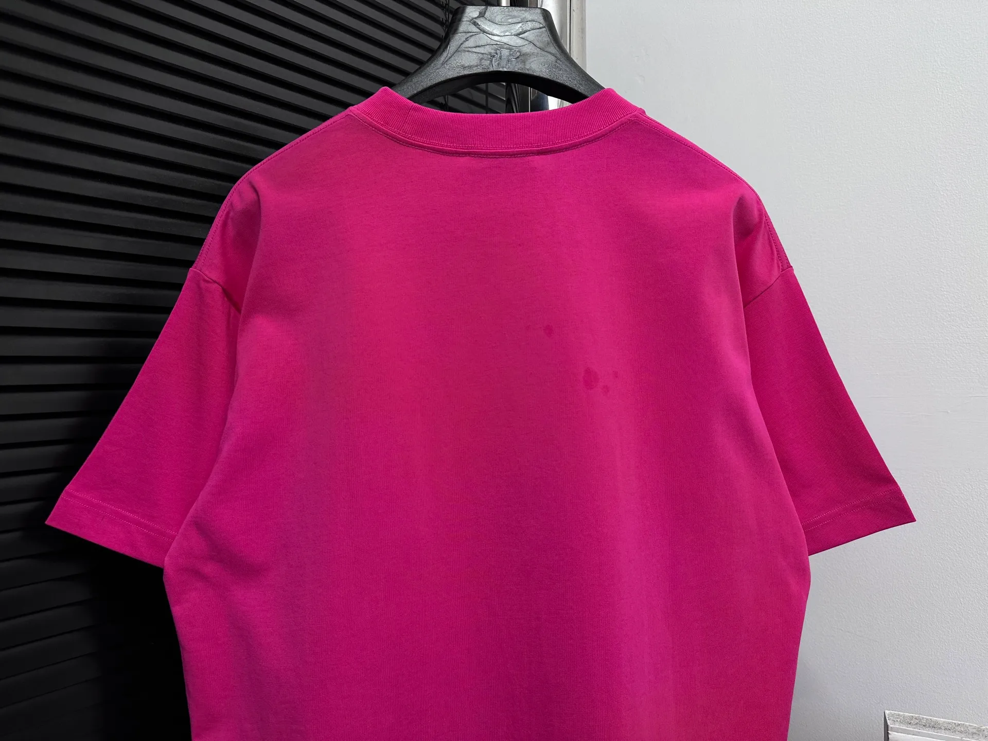 🅿️180 【ChaneL】Xiaoxiangfeng 25ss new round neck T-shirt. Pure cotton fabric, washed, soft and skin-friendly. The workmanship is meticulous, the thickness is moderate, the shape is simple and refined, independent and elegant. The same style for men and women, loose fit, fashionable and versatile for all ages. Color: Black White Rose Size: S-XL