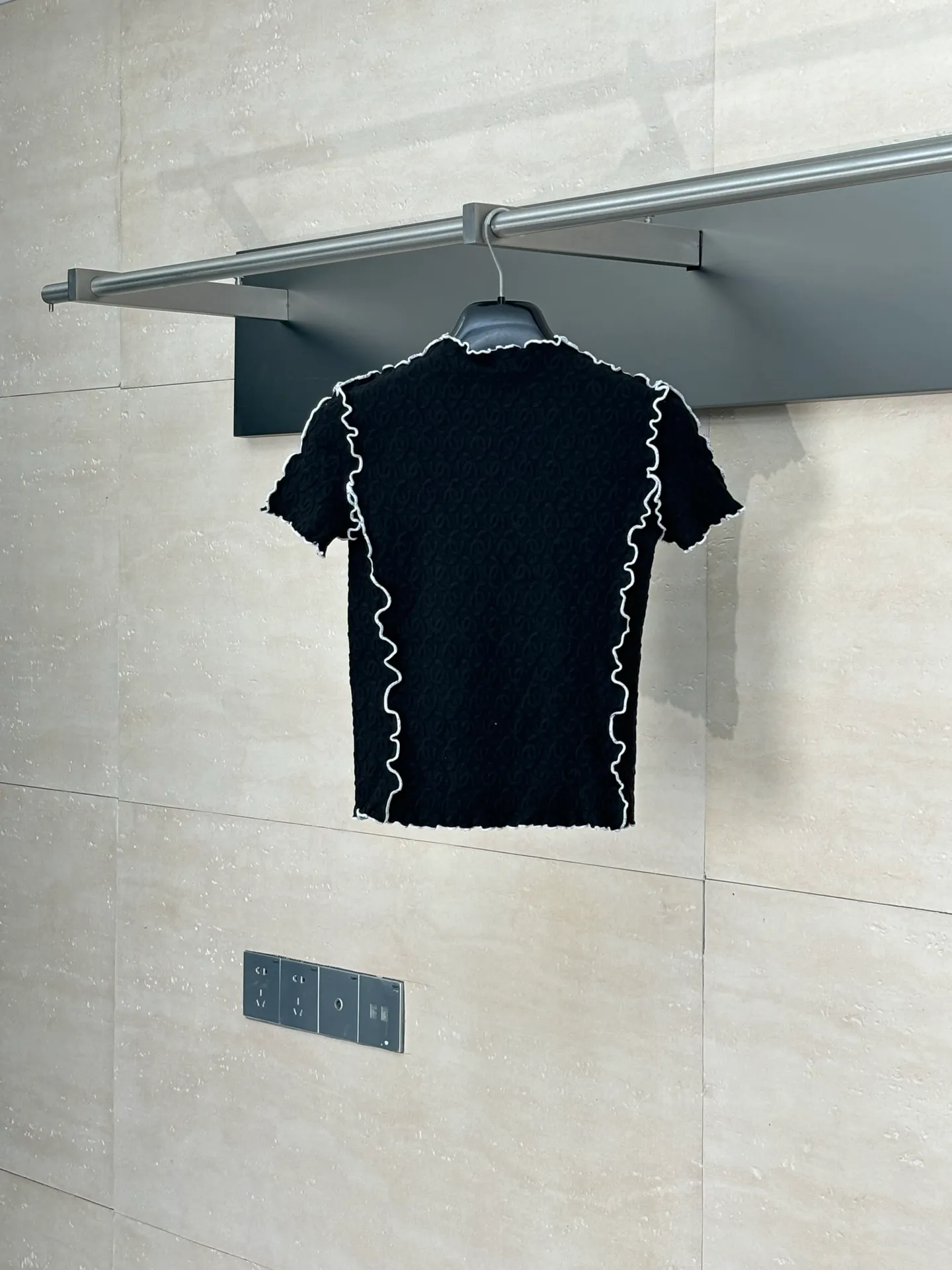 🅿️300 Chanel*/Chanel 25Ss new stand-up collar lace slim short sleeves. Customized imported materials, heavy craftsmanship. Presenting three-dimensional concave and convex double C texture, soft and comfortable, stand-up collar short-sleeved cut. Black and white contrasting colors outline the fungus lace outline, adding exquisite tonality. Three-dimensional double C texture throughout the body, fitting the body shape and making you slimmer. Decorated with double C logo on the chest to show the brand tonality. Versatile style regardless of age and skin color, match with skirts and trousers. Suitable for age-reducing fashionable western style Size: 36/38/40