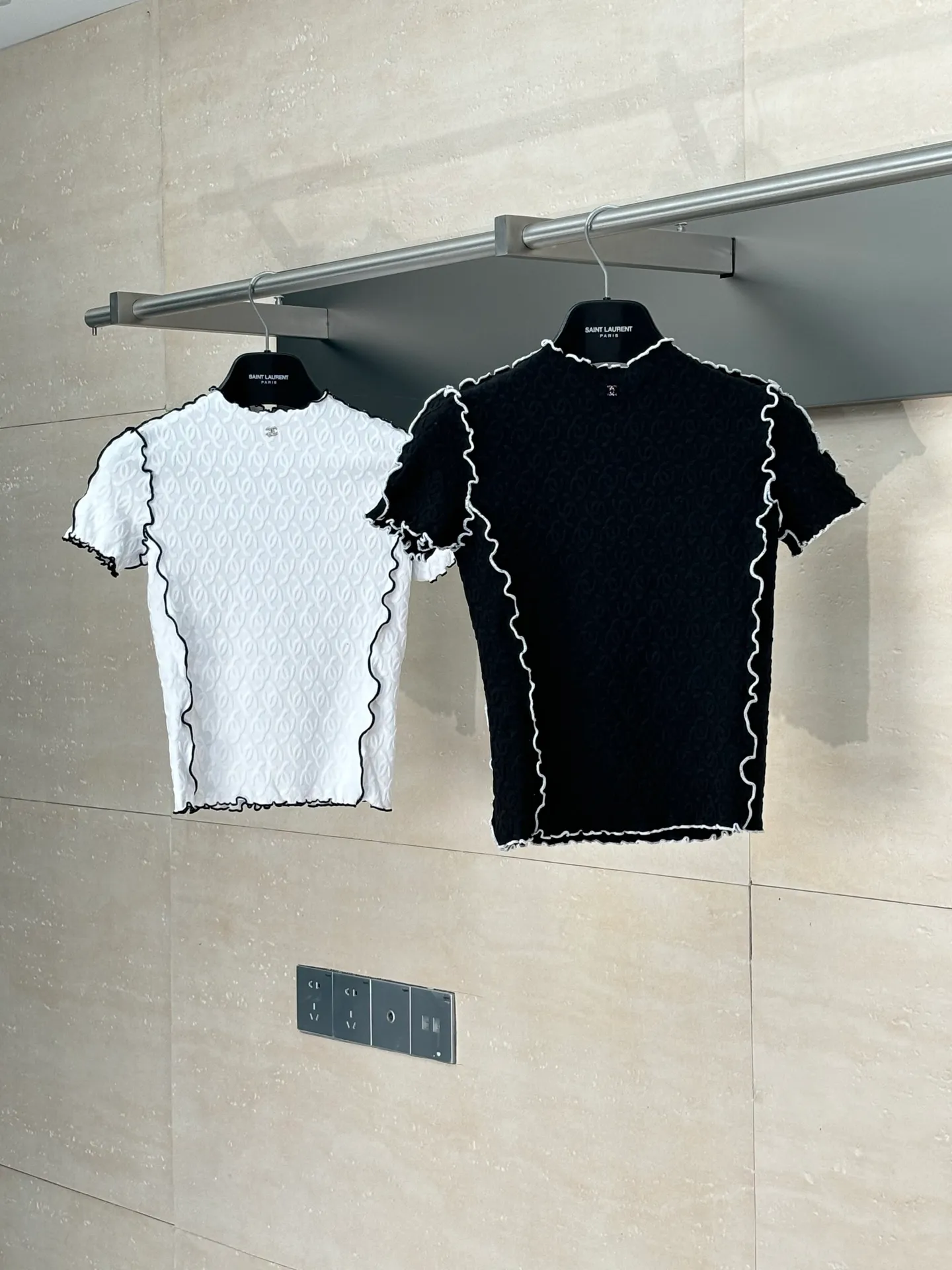 🅿️300 Chanel*/Chanel 25Ss new stand-up collar lace slim short sleeves. Customized imported materials, heavy craftsmanship. Presenting three-dimensional concave and convex double C texture, soft and comfortable, stand-up collar short-sleeved cut. Black and white contrasting colors outline the fungus lace outline, adding exquisite tonality. Three-dimensional double C texture throughout the body, fitting the body shape and making you slimmer. Decorated with double C logo on the chest to show the brand tonality. Versatile style regardless of age and skin color, match with skirts and trousers. Suitable for age-reducing fashionable western style Size: 36/38/40