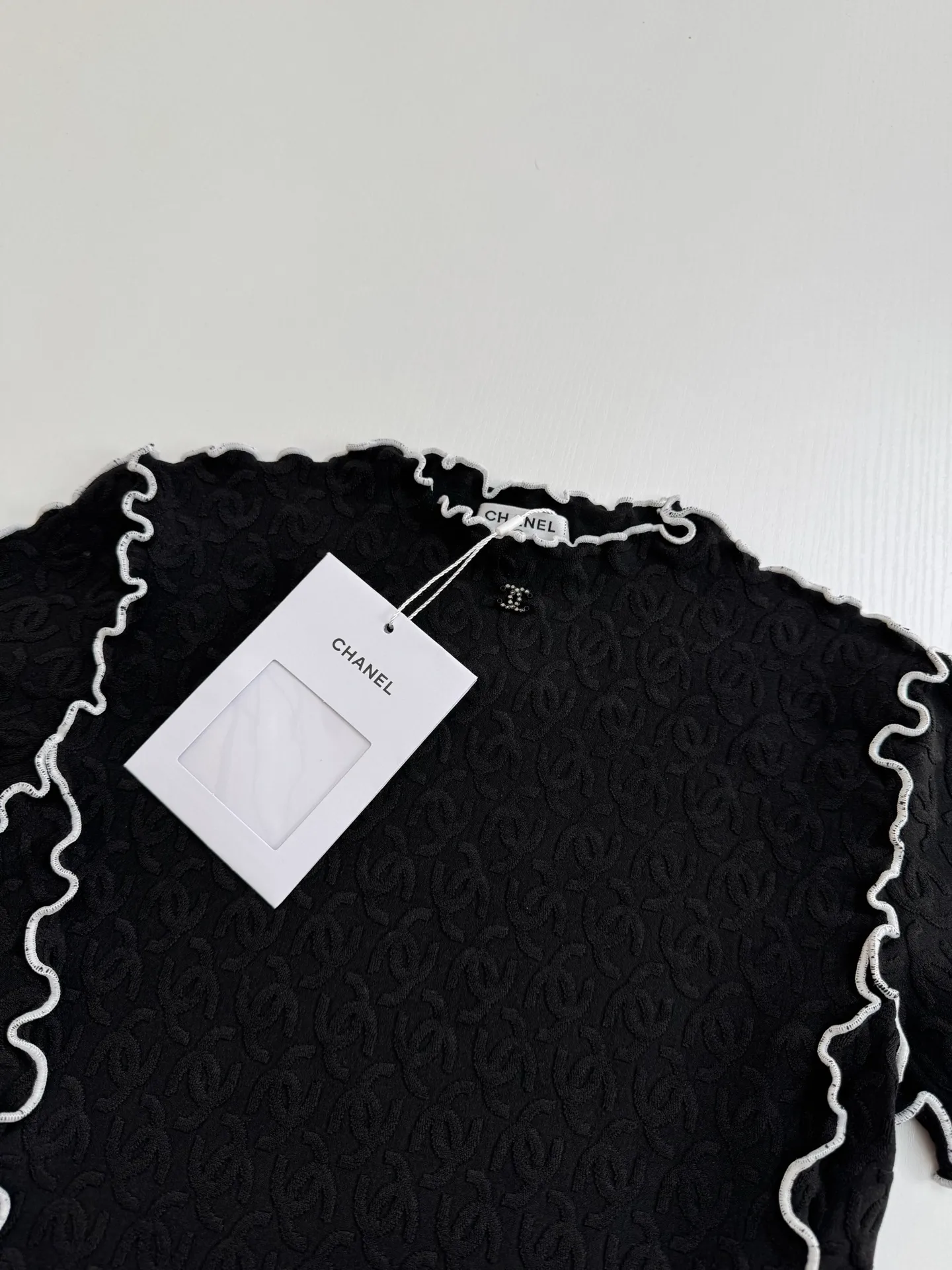🅿️300 Chanel*/Chanel 25Ss new stand-up collar lace slim short sleeves. Customized imported materials, heavy craftsmanship. Presenting three-dimensional concave and convex double C texture, soft and comfortable, stand-up collar short-sleeved cut. Black and white contrasting colors outline the fungus lace outline, adding exquisite tonality. Three-dimensional double C texture throughout the body, fitting the body shape and making you slimmer. Decorated with double C logo on the chest to show the brand tonality. Versatile style regardless of age and skin color, match with skirts and trousers. Suitable for age-reducing fashionable western style Size: 36/38/40