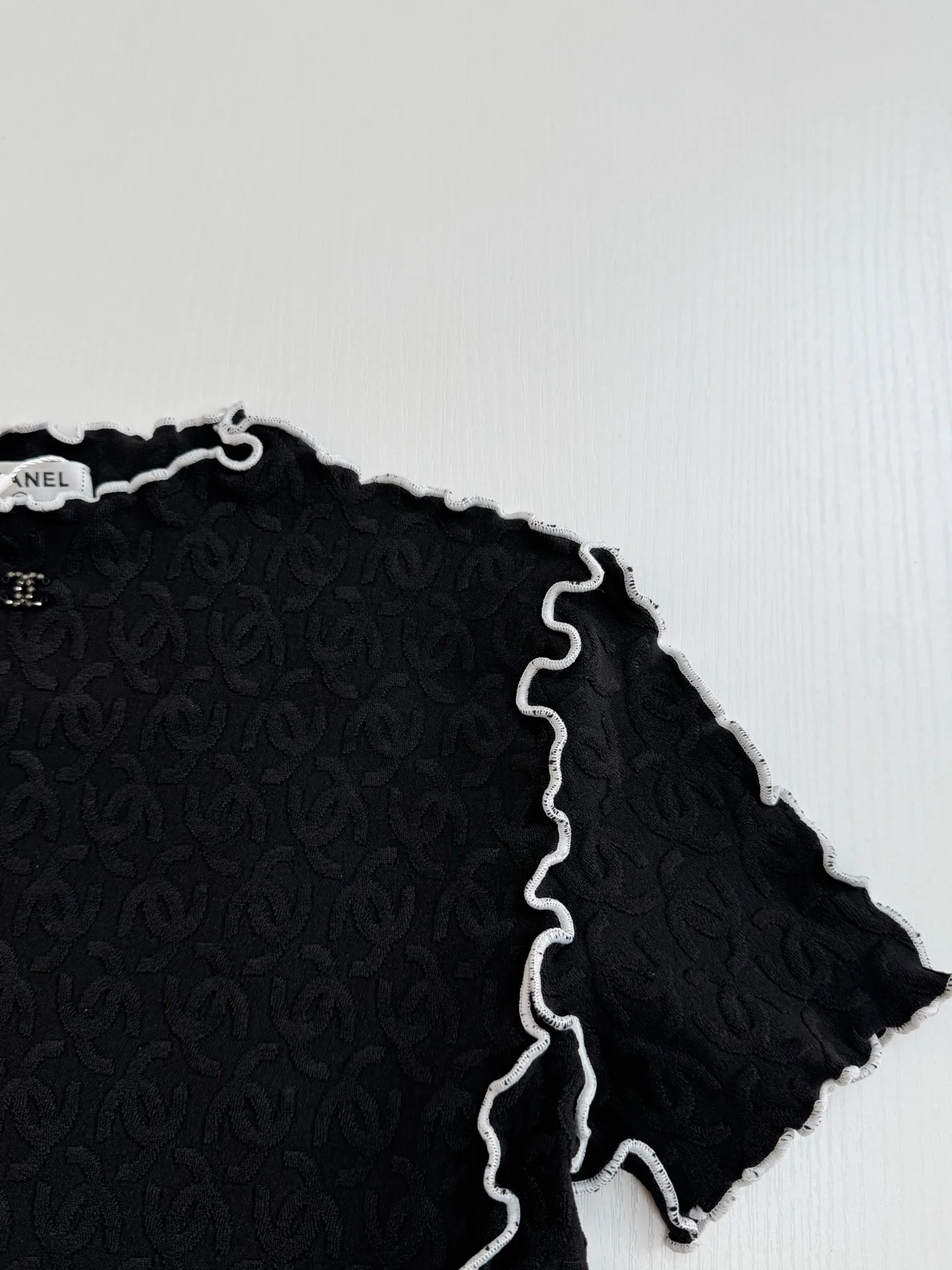🅿️300 Chanel*/Chanel 25Ss new stand-up collar lace slim short sleeves. Customized imported materials, heavy craftsmanship. Presenting three-dimensional concave and convex double C texture, soft and comfortable, stand-up collar short-sleeved cut. Black and white contrasting colors outline the fungus lace outline, adding exquisite tonality. Three-dimensional double C texture throughout the body, fitting the body shape and making you slimmer. Decorated with double C logo on the chest to show the brand tonality. Versatile style regardless of age and skin color, match with skirts and trousers. Suitable for age-reducing fashionable western style Size: 36/38/40