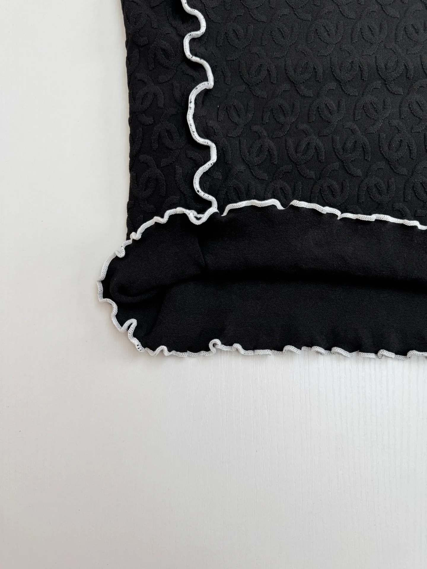 🅿️300 Chanel*/Chanel 25Ss new stand-up collar lace slim short sleeves. Customized imported materials, heavy craftsmanship. Presenting three-dimensional concave and convex double C texture, soft and comfortable, stand-up collar short-sleeved cut. Black and white contrasting colors outline the fungus lace outline, adding exquisite tonality. Three-dimensional double C texture throughout the body, fitting the body shape and making you slimmer. Decorated with double C logo on the chest to show the brand tonality. Versatile style regardless of age and skin color, match with skirts and trousers. Suitable for age-reducing fashionable western style Size: 36/38/40