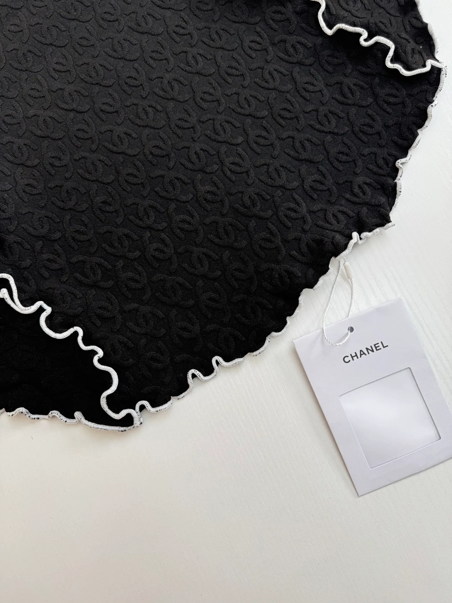 🅿️300 Chanel*/Chanel 25Ss new stand-up collar lace slim short sleeves. Customized imported materials, heavy craftsmanship. Presenting three-dimensional concave and convex double C texture, soft and comfortable, stand-up collar short-sleeved cut. Black and white contrasting colors outline the fungus lace outline, adding exquisite tonality. Three-dimensional double C texture throughout the body, fitting the body shape and making you slimmer. Decorated with double C logo on the chest to show the brand tonality. Versatile style regardless of age and skin color, match with skirts and trousers. Suitable for age-reducing fashionable western style Size: 36/38/40