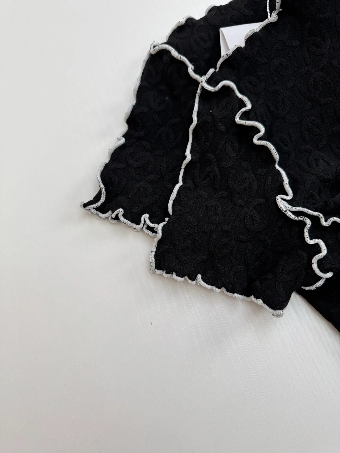 🅿️300 Chanel*/Chanel 25Ss new stand-up collar lace slim short sleeves. Customized imported materials, heavy craftsmanship. Presenting three-dimensional concave and convex double C texture, soft and comfortable, stand-up collar short-sleeved cut. Black and white contrasting colors outline the fungus lace outline, adding exquisite tonality. Three-dimensional double C texture throughout the body, fitting the body shape and making you slimmer. Decorated with double C logo on the chest to show the brand tonality. Versatile style regardless of age and skin color, match with skirts and trousers. Suitable for age-reducing fashionable western style Size: 36/38/40