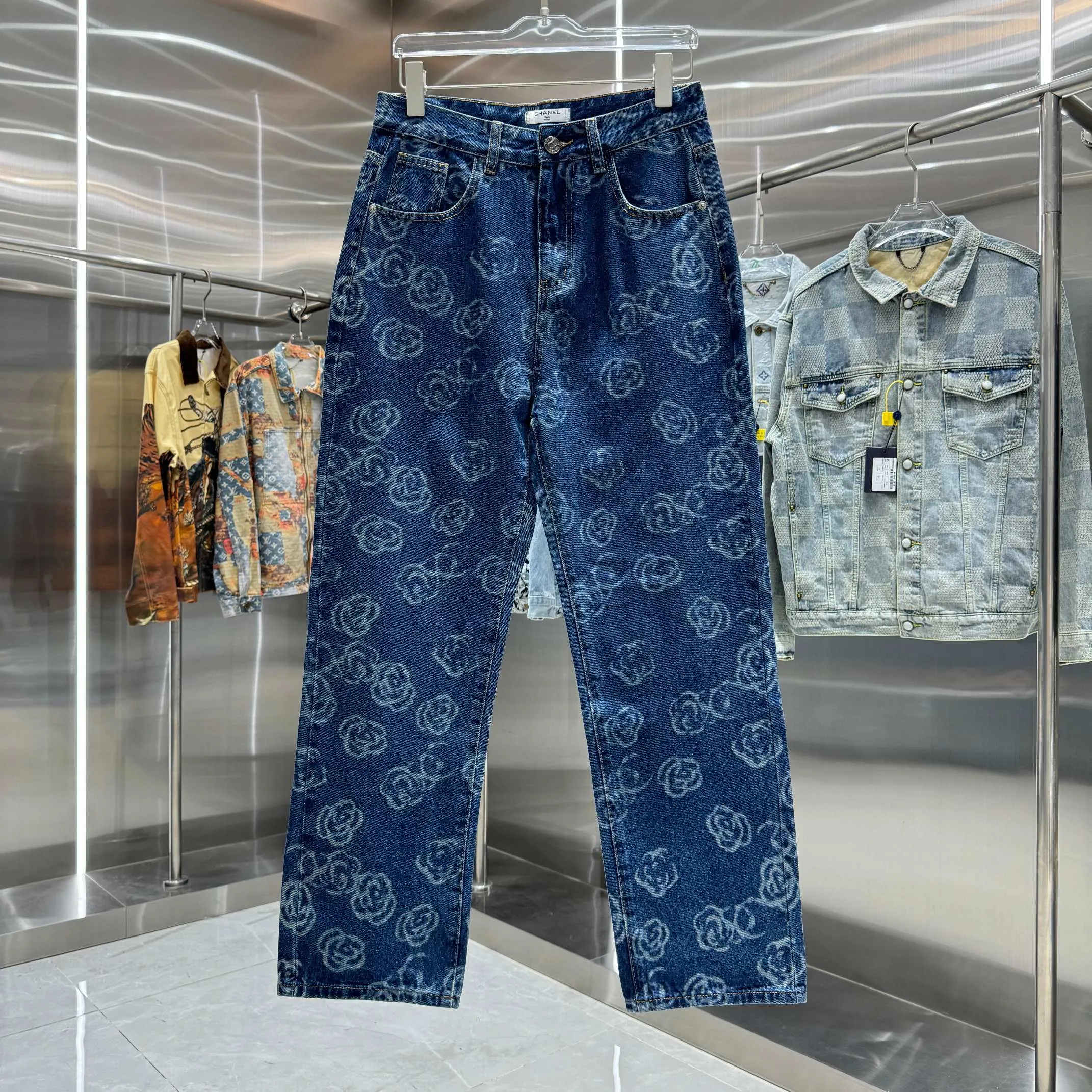 🅿️270 Chanel 25 new products, jeans with letters sprayed all over the body! Specific latest brand leather label blockbuster item ~ private channel rare product! No matter from the pattern, fabric or small details of hardware accessories, you can't be picky! Customer-supplied hardware accessories Imported customer-supplied custom-woven denim cotton fabric, fashionable and individual. Super versatile and good-looking, a must-have for everyone. Very good-looking Size: 28 30 32 34 36 Color: dark blue
