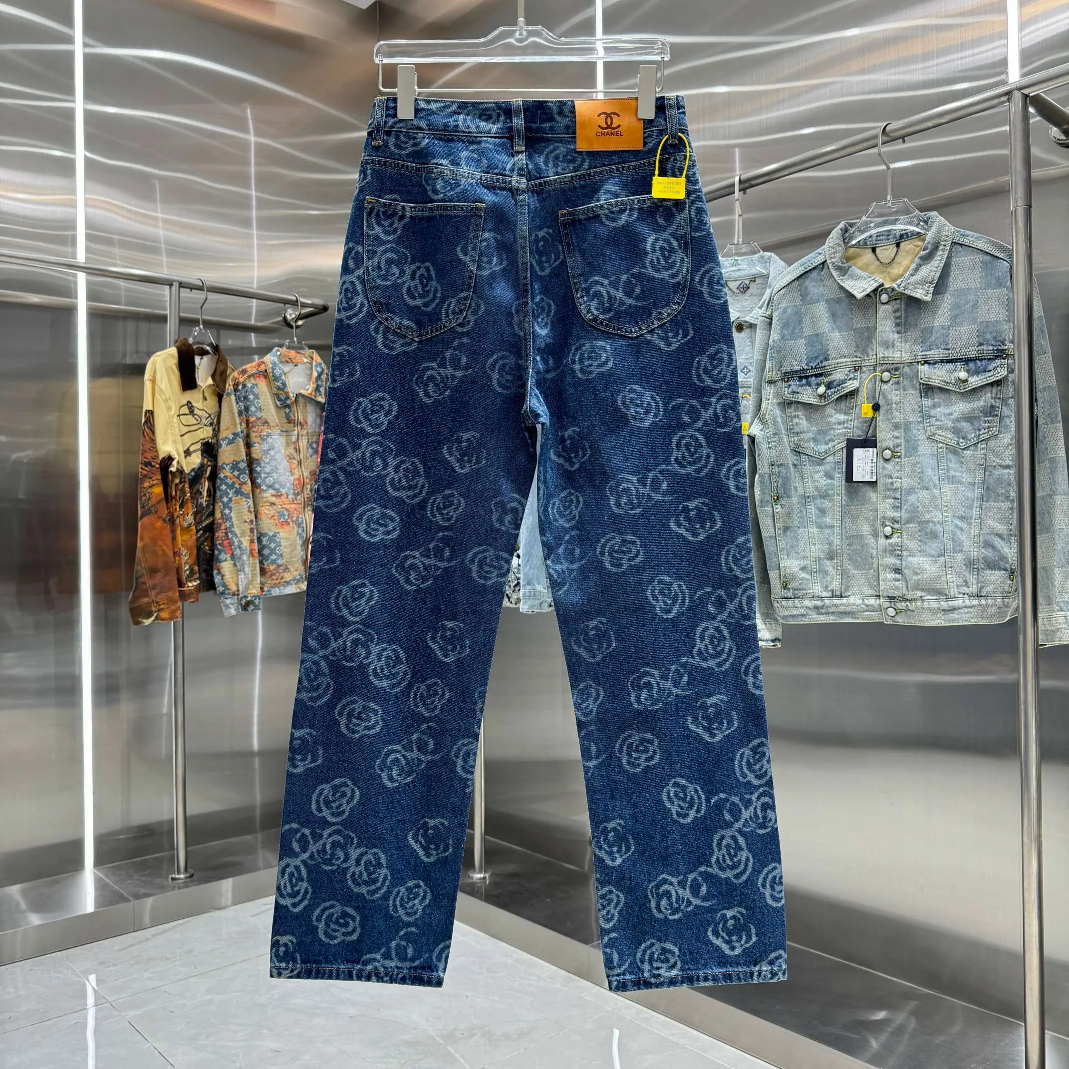 🅿️270 Chanel 25 new products, jeans with letters sprayed all over the body! Specific latest brand leather label blockbuster item ~ private channel rare product! No matter from the pattern, fabric or small details of hardware accessories, you can't be picky! Customer-supplied hardware accessories Imported customer-supplied custom-woven denim cotton fabric, fashionable and individual. Super versatile and good-looking, a must-have for everyone. Very good-looking Size: 28 30 32 34 36 Color: dark blue