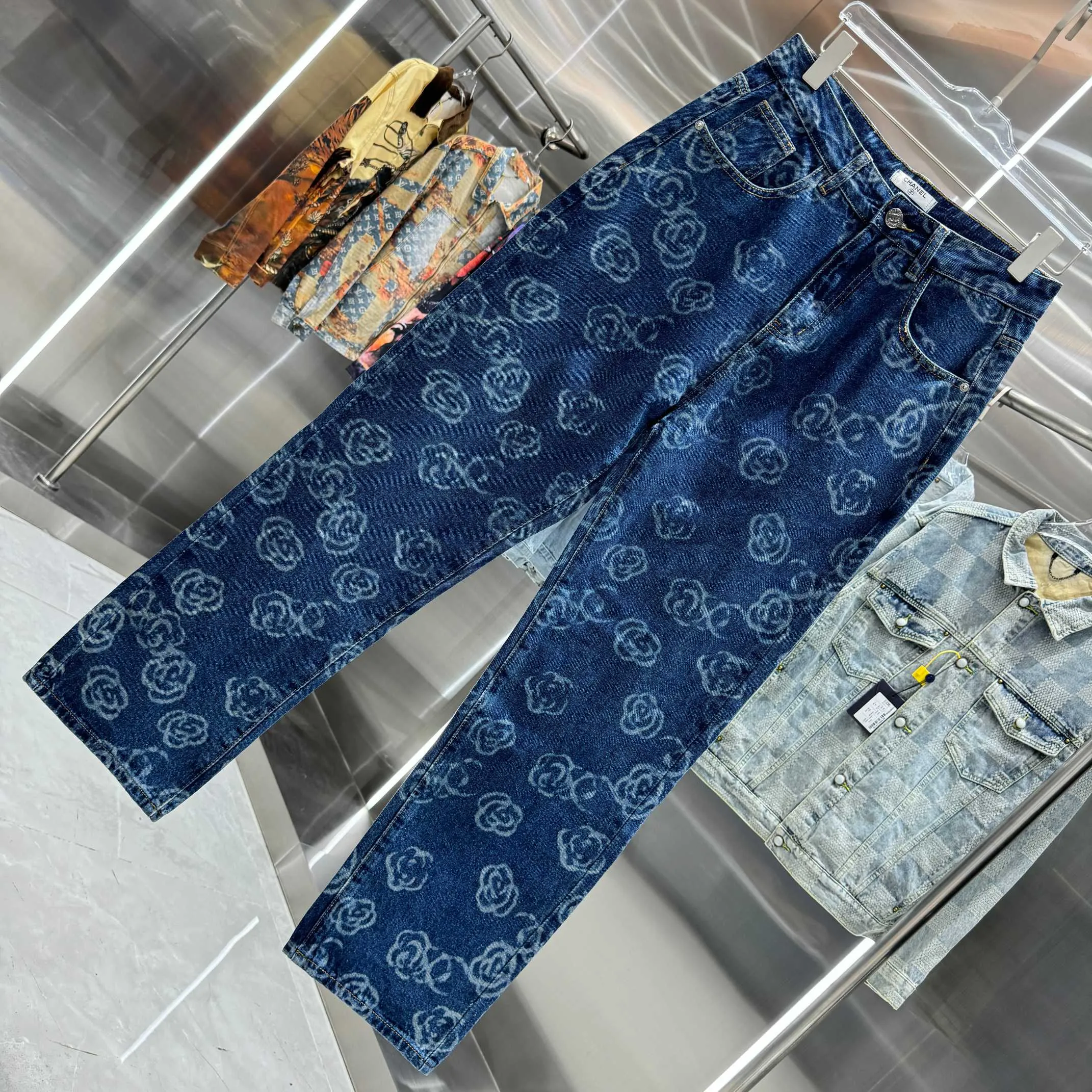 🅿️270 Chanel 25 new products, jeans with letters sprayed all over the body! Specific latest brand leather label blockbuster item ~ private channel rare product! No matter from the pattern, fabric or small details of hardware accessories, you can't be picky! Customer-supplied hardware accessories Imported customer-supplied custom-woven denim cotton fabric, fashionable and individual. Super versatile and good-looking, a must-have for everyone. Very good-looking Size: 28 30 32 34 36 Color: dark blue