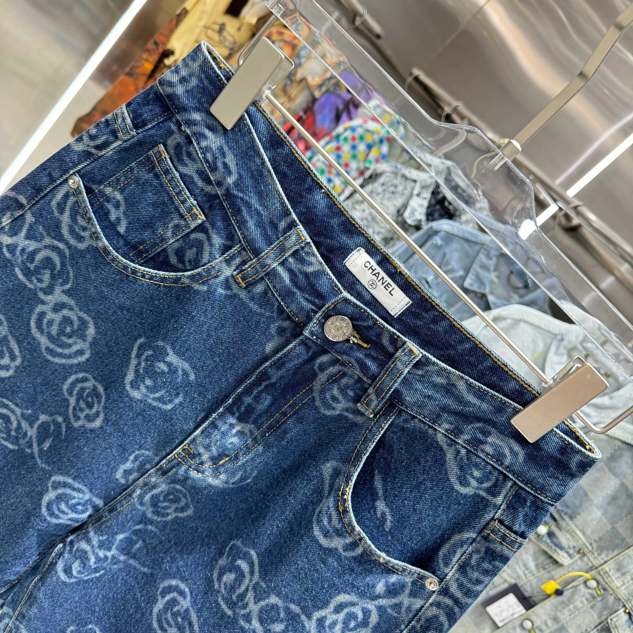 🅿️270 Chanel 25 new products, jeans with letters sprayed all over the body! Specific latest brand leather label blockbuster item ~ private channel rare product! No matter from the pattern, fabric or small details of hardware accessories, you can't be picky! Customer-supplied hardware accessories Imported customer-supplied custom-woven denim cotton fabric, fashionable and individual. Super versatile and good-looking, a must-have for everyone. Very good-looking Size: 28 30 32 34 36 Color: dark blue