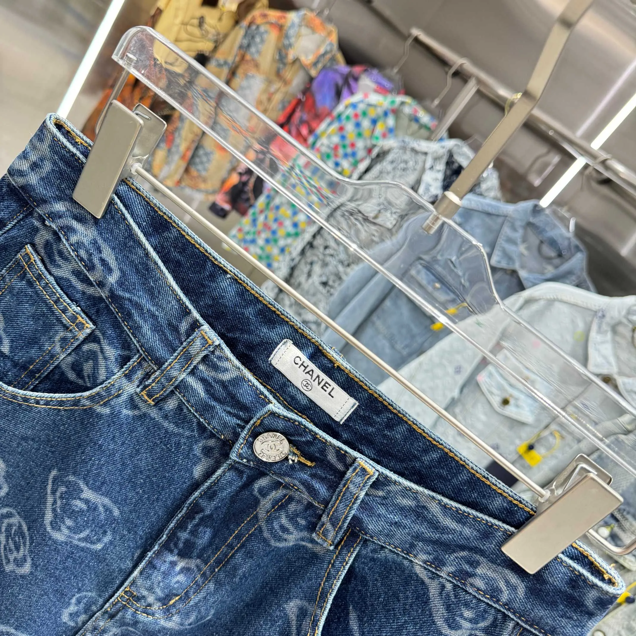 🅿️270 Chanel 25 new products, jeans with letters sprayed all over the body! Specific latest brand leather label blockbuster item ~ private channel rare product! No matter from the pattern, fabric or small details of hardware accessories, you can't be picky! Customer-supplied hardware accessories Imported customer-supplied custom-woven denim cotton fabric, fashionable and individual. Super versatile and good-looking, a must-have for everyone. Very good-looking Size: 28 30 32 34 36 Color: dark blue