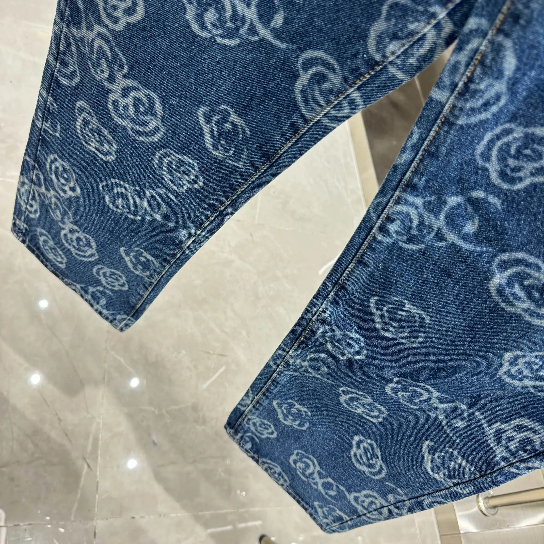 🅿️270 Chanel 25 new products, jeans with letters sprayed all over the body! Specific latest brand leather label blockbuster item ~ private channel rare product! No matter from the pattern, fabric or small details of hardware accessories, you can't be picky! Customer-supplied hardware accessories Imported customer-supplied custom-woven denim cotton fabric, fashionable and individual. Super versatile and good-looking, a must-have for everyone. Very good-looking Size: 28 30 32 34 36 Color: dark blue