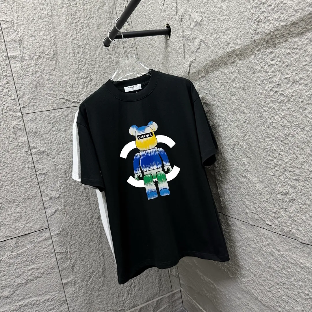 🅿️180 CHANE*Chanel*er 2025 spring and summer new style Classic co-branded doll print Customized double yarn plain cotton fabric Short-sleeved T-shirt Unisex Color: Black White Size: S (90-130 catties) M (120-150 catties) L (140-165 catties) XL (160-180 catties) XXL (180-210 pounds)