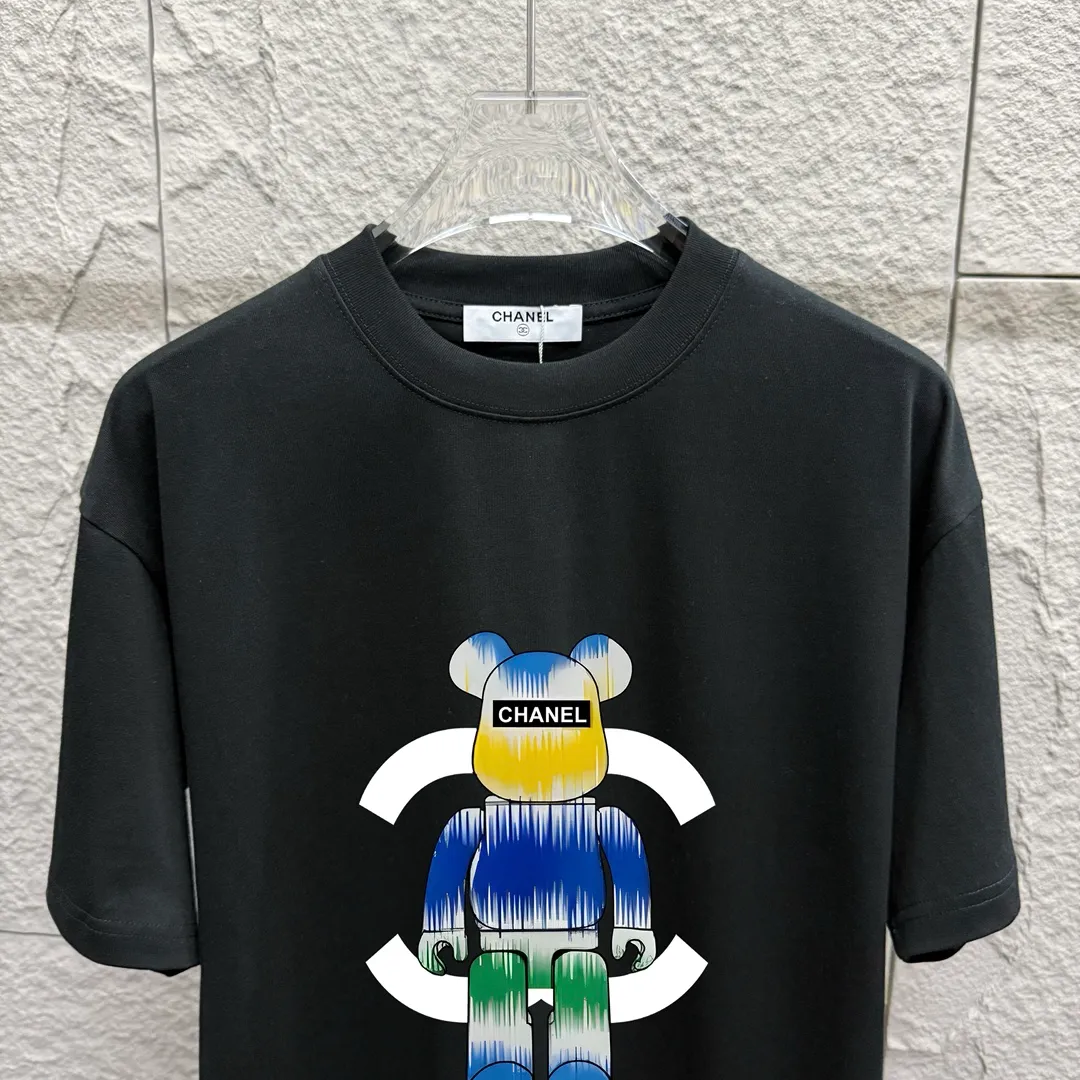 🅿️180 CHANE*Chanel*er 2025 spring and summer new style Classic co-branded doll print Customized double yarn plain cotton fabric Short-sleeved T-shirt Unisex Color: Black White Size: S (90-130 catties) M (120-150 catties) L (140-165 catties) XL (160-180 catties) XXL (180-210 pounds)