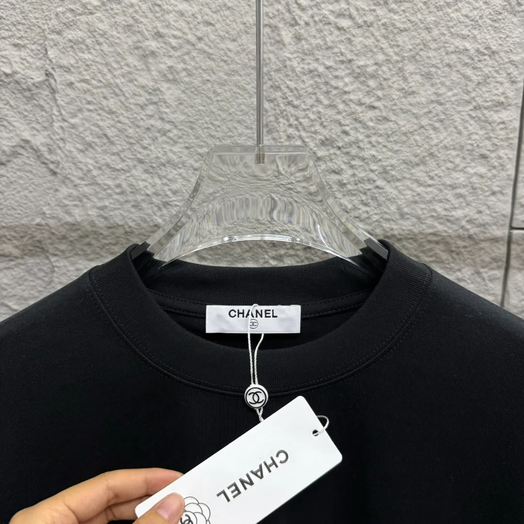 🅿️180 CHANE*Chanel*er 2025 spring and summer new style Classic co-branded doll print Customized double yarn plain cotton fabric Short-sleeved T-shirt Unisex Color: Black White Size: S (90-130 catties) M (120-150 catties) L (140-165 catties) XL (160-180 catties) XXL (180-210 pounds)