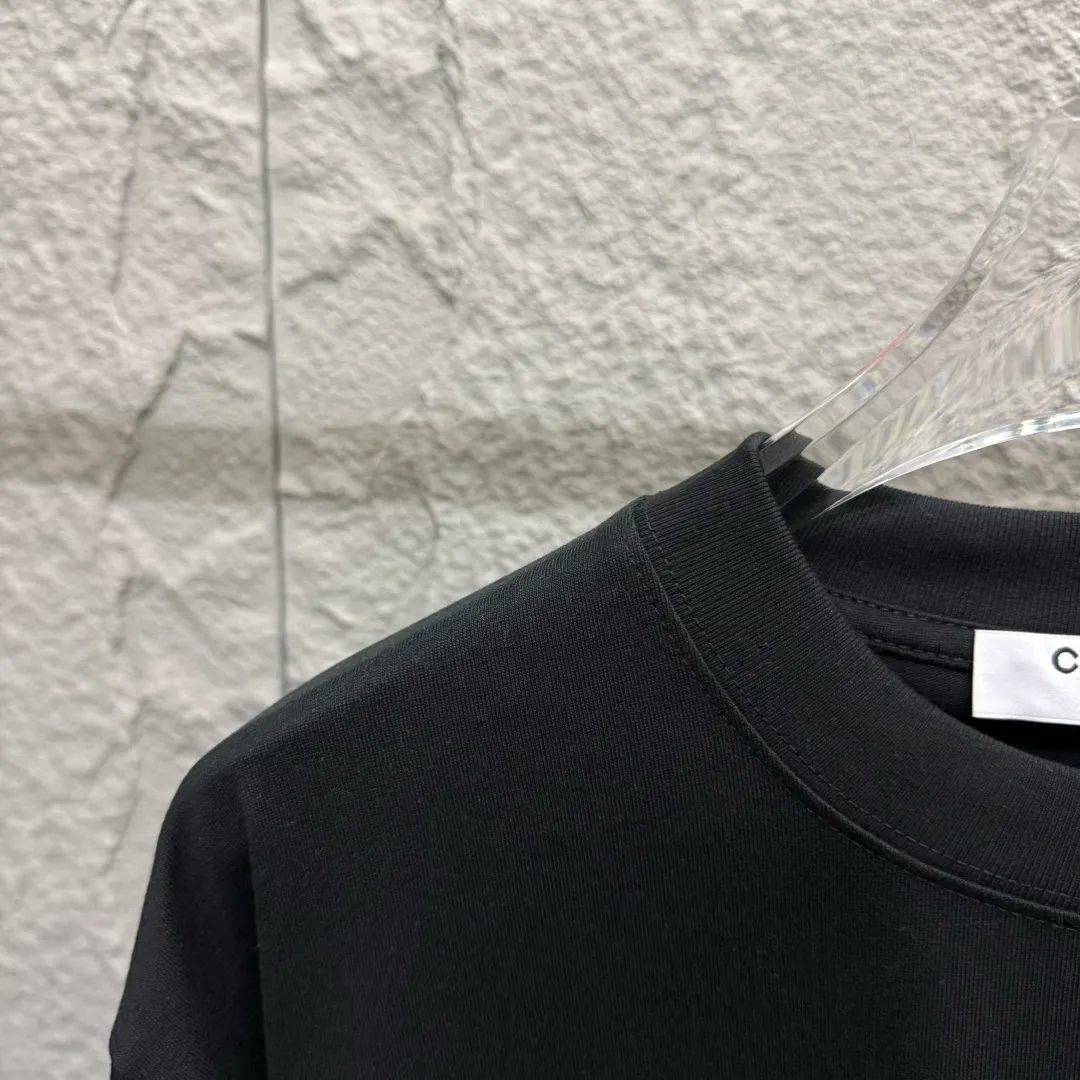 🅿️180 CHANE*Chanel*er 2025 spring and summer new style Classic co-branded doll print Customized double yarn plain cotton fabric Short-sleeved T-shirt Unisex Color: Black White Size: S (90-130 catties) M (120-150 catties) L (140-165 catties) XL (160-180 catties) XXL (180-210 pounds)
