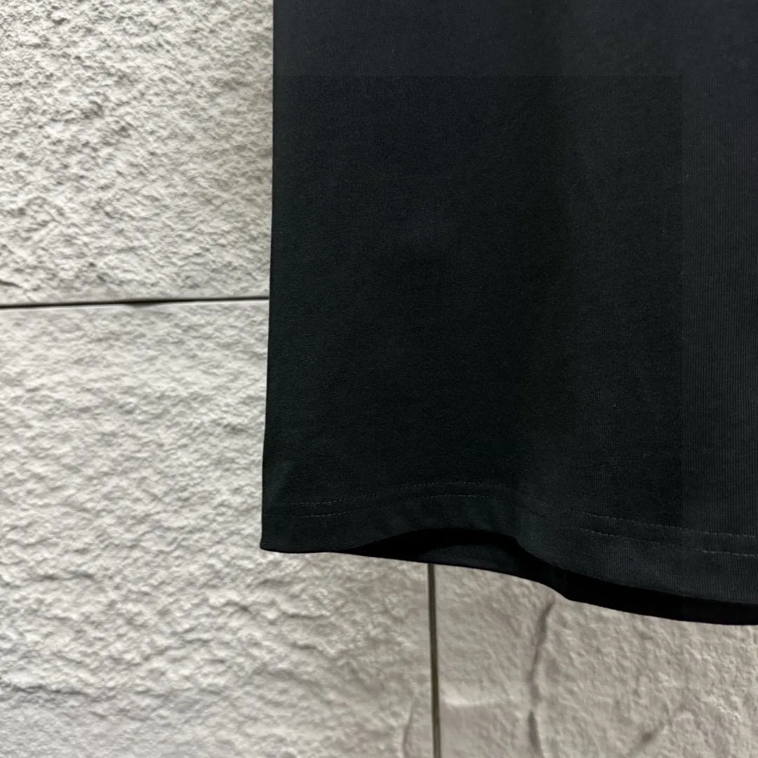 🅿️180 CHANE*Chanel*er 2025 spring and summer new style Classic co-branded doll print Customized double yarn plain cotton fabric Short-sleeved T-shirt Unisex Color: Black White Size: S (90-130 catties) M (120-150 catties) L (140-165 catties) XL (160-180 catties) XXL (180-210 pounds)