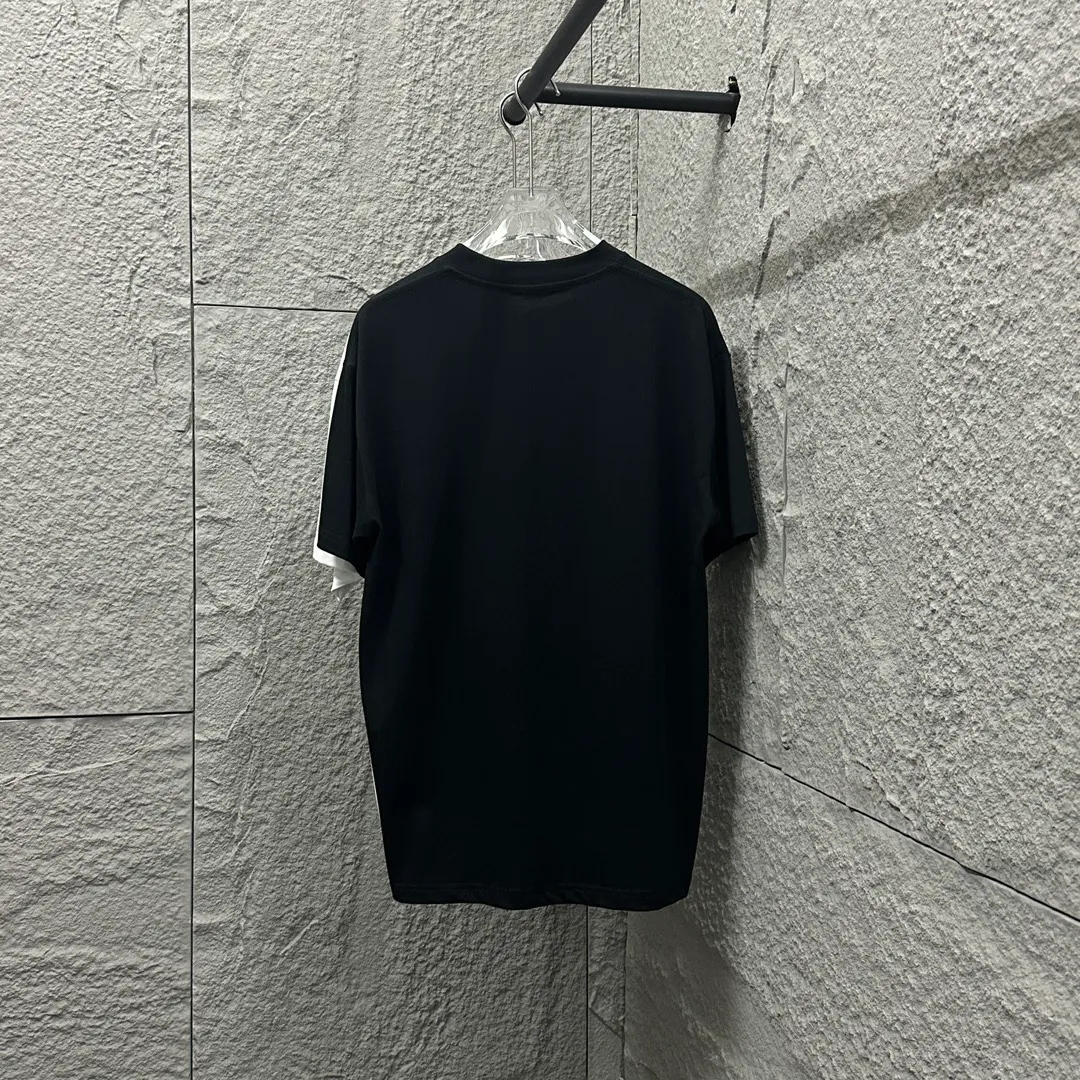 🅿️180 CHANE*Chanel*er 2025 spring and summer new style Classic co-branded doll print Customized double yarn plain cotton fabric Short-sleeved T-shirt Unisex Color: Black White Size: S (90-130 catties) M (120-150 catties) L (140-165 catties) XL (160-180 catties) XXL (180-210 pounds)