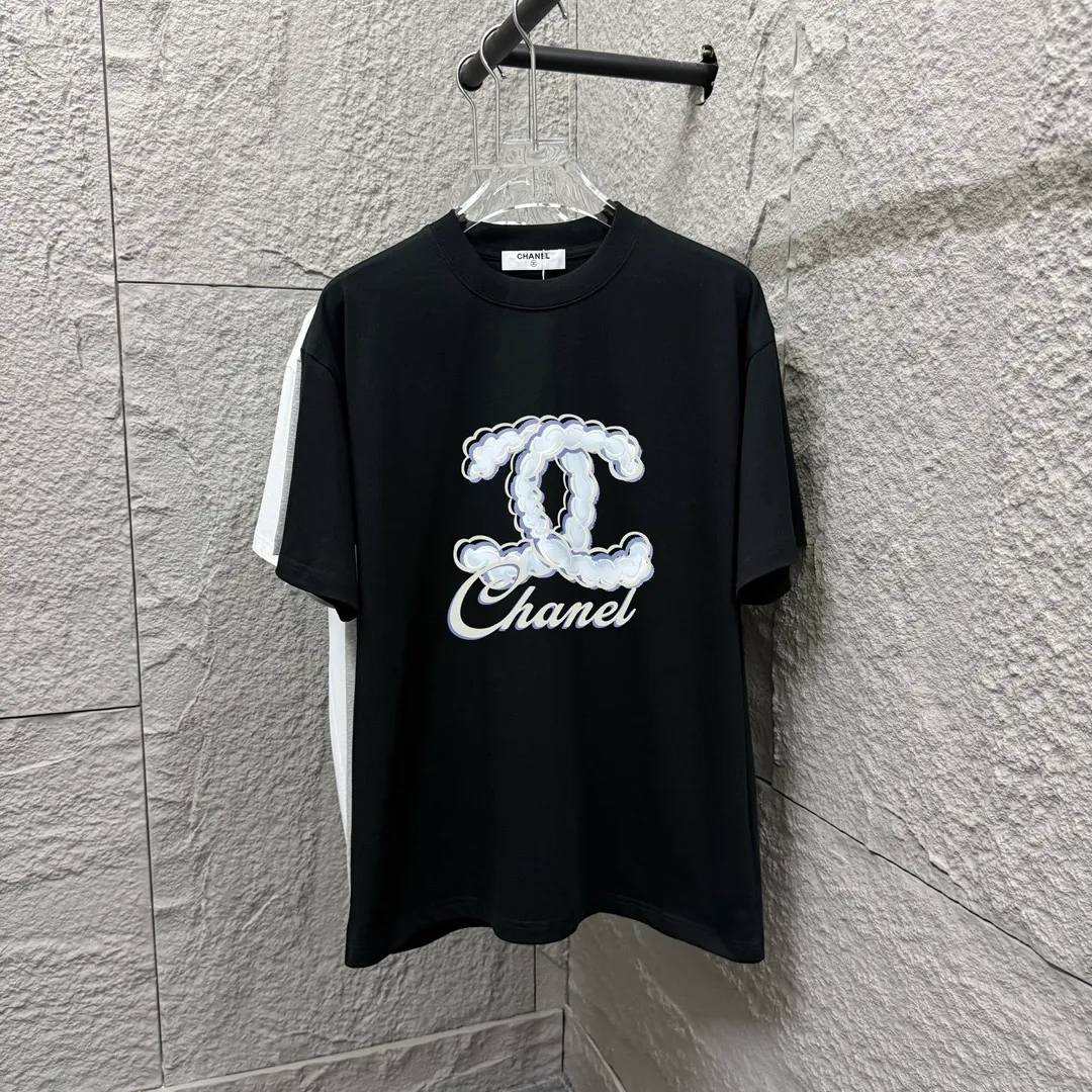 🅿️180 CHANE*Chanel*er 2025 spring and summer new style Classic cloud letter print Customized double yarn plain cotton fabric Short-sleeved T-shirt Unisex Size: S (90-130 catties) M (120-150 catties) L (140-165 catties) XL (160-180 catties) XXL (180-210 catties) Color: black white