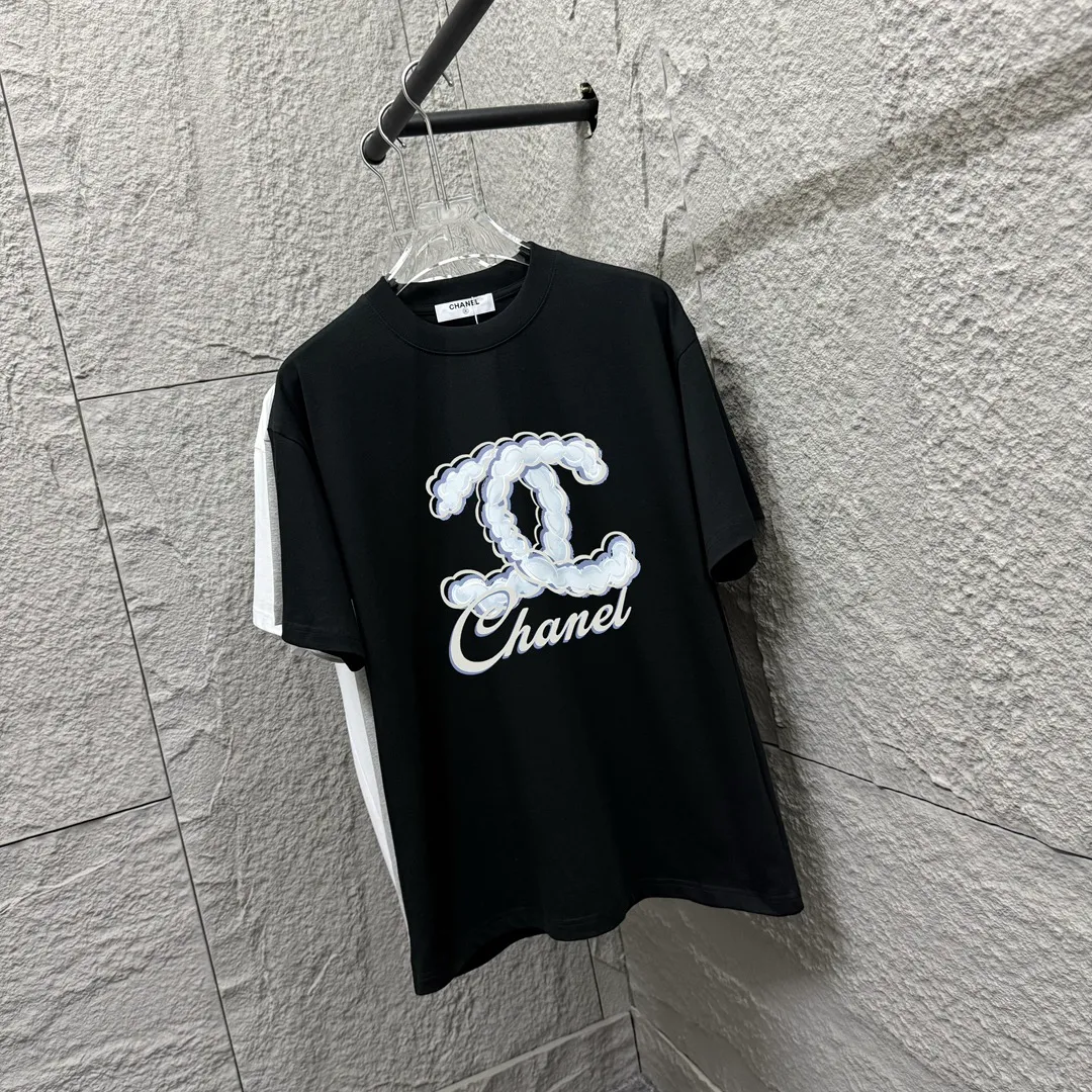 🅿️180 CHANE*Chanel*er 2025 spring and summer new style Classic cloud letter print Customized double yarn plain cotton fabric Short-sleeved T-shirt Unisex Size: S (90-130 catties) M (120-150 catties) L (140-165 catties) XL (160-180 catties) XXL (180-210 catties) Color: black white