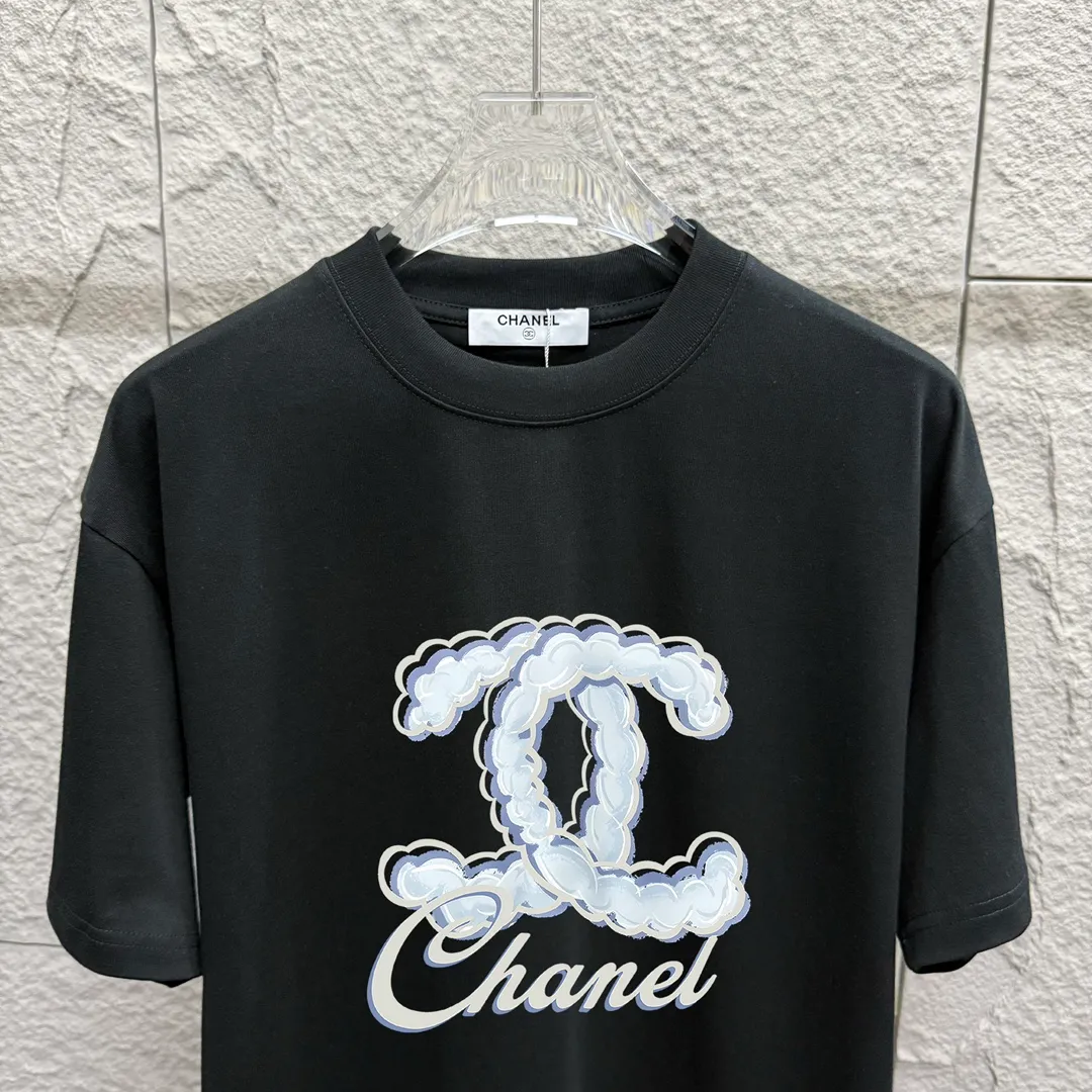 🅿️180 CHANE*Chanel*er 2025 spring and summer new style Classic cloud letter print Customized double yarn plain cotton fabric Short-sleeved T-shirt Unisex Size: S (90-130 catties) M (120-150 catties) L (140-165 catties) XL (160-180 catties) XXL (180-210 catties) Color: black white