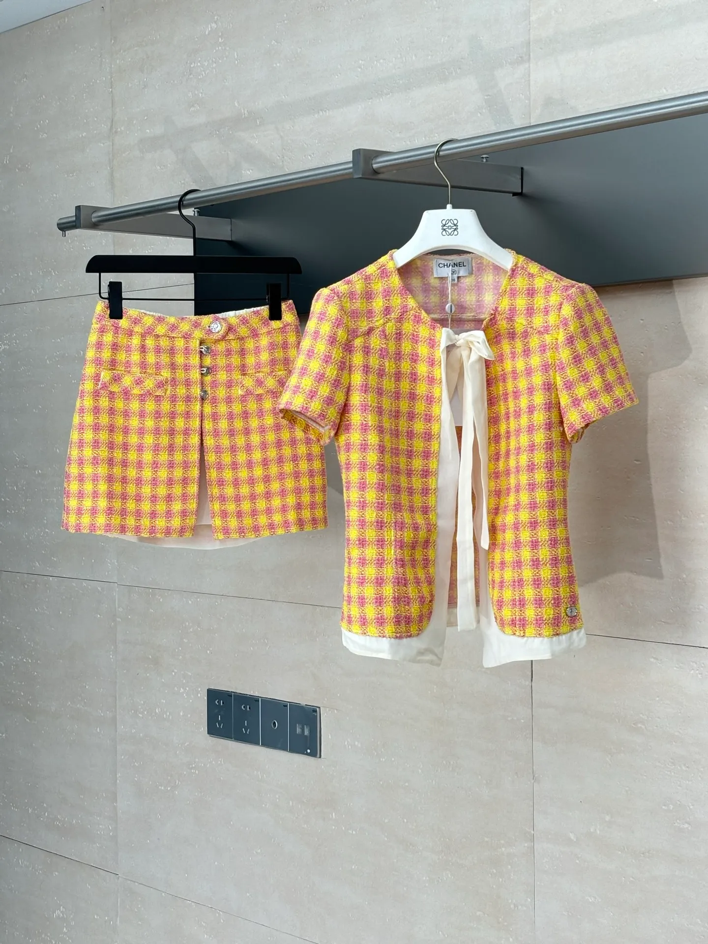 🅿️450 Chanel*/Chanel 25Ss new plaid ribbon top and skirt suit. Imported wool woolen material, high-end texture, full appearance. The shoulder design fits the human body, making the figure more slender and straight. The red and yellow plaid pattern is used throughout the body to add a sense of youth and sophistication. With ribbons and hemming on the front of the same material, the celebrity atmosphere is highlighted. Paired with the same series of skirts, the outer skirt details echo Two-piece slit design on the front, combined with a detachable petticoat for cover. The bird buckle perfectly embodies the elegance and sense of gold. The complete set is noble and classy, playful and age-reducing. The best choice for formal occasions. Size: S/M/L